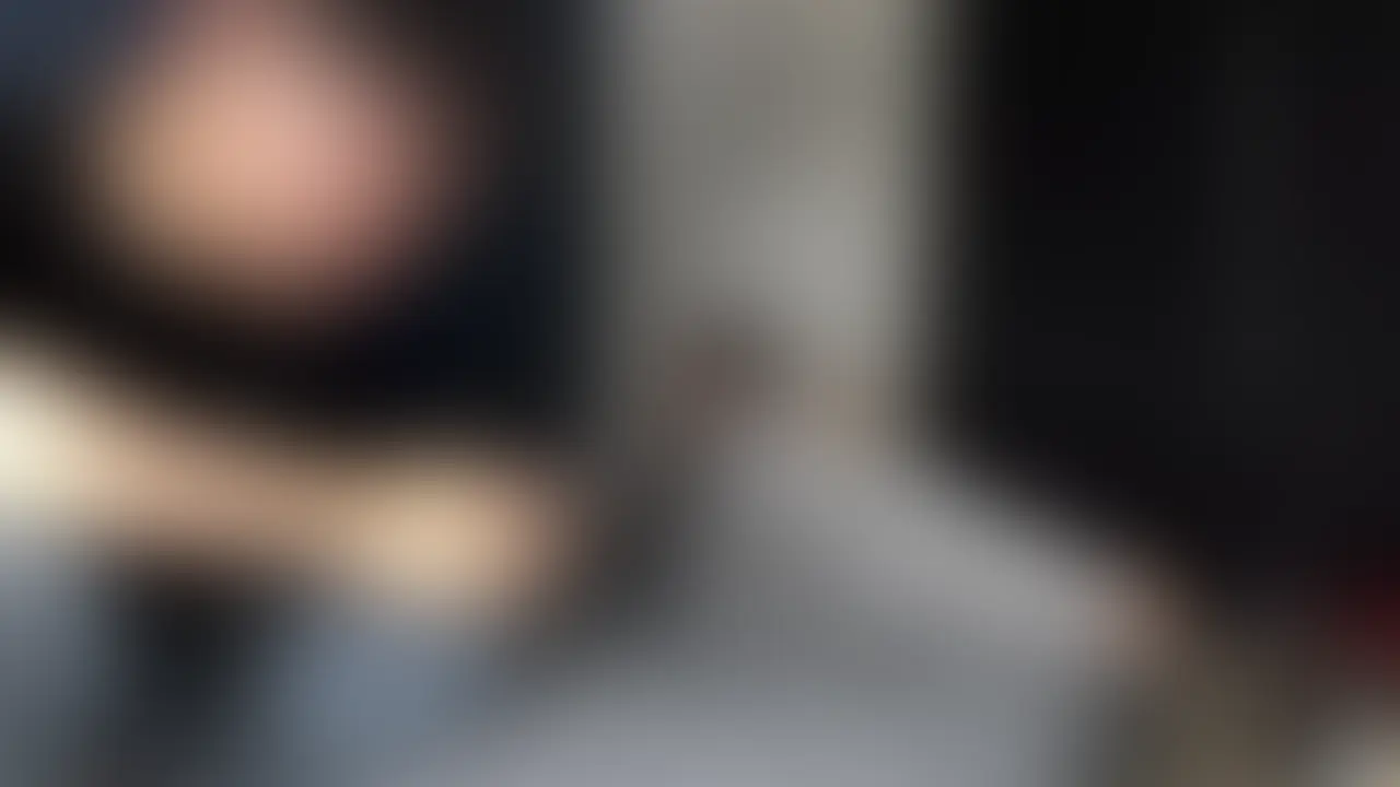 【60分超】ガチハメ撮り中出し不倫SEX💗セックスレス人妻の性欲解消
セックスレスに悩む人妻・葉月が、友人男性の家を訪ねて談笑…。
話題が「セックスレス」に及ぶと、抑えきれずどこにも公開したことのないガチオナニーを披露💦
その姿に興奮した友人が勃起おちんぽを見せつけ、流れのまま濃厚SEXへ突入。
フェラから始まり、正常位・騎乗位・バックでJカップ爆乳が爆揺れ🔥
最後は中出しされ、人妻の奥に精子を注がれる背徳の展開…。
でもここで終わらない…。
AVを観始めた友人のおちんぽが再び硬くなり、葉月が乳首責め&手コキで追撃フィニッシュ💋
背徳と快楽にまみれた、濃厚すぎる禁断の物語。
人妻が欲望に負けておちんぽを貪り尽くす…
背徳MAXのガチ不倫セックス、必見です💗 (2/2)