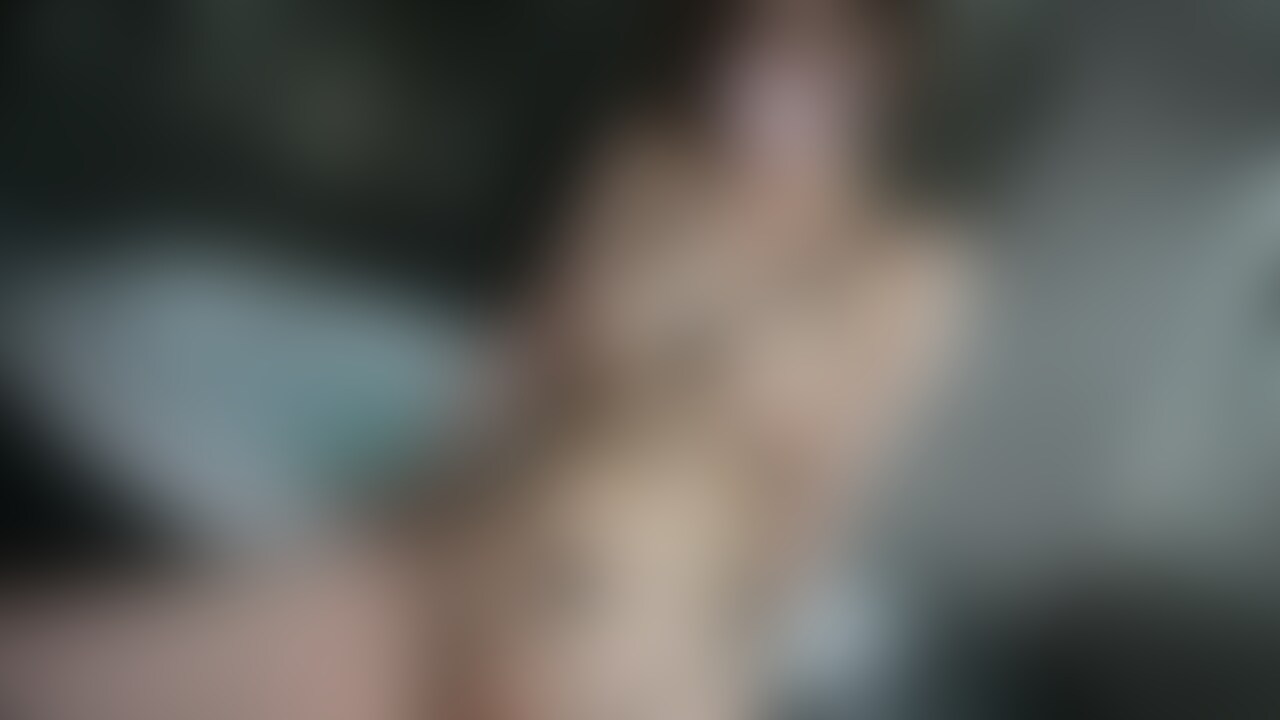 ほぼ全裸の水着👙でピストンマシンでやっちゃいました🥺
最近ハメ潮を覚えたましろですが、下からのピストンで吹けるかチャレンジ‼️
カメラマンさんに操作してもらって…
イキそうになったら止められたら、急に強くされたりして焦らされてると。
我慢出来ずに出しちゃいました💦
カメラマンさんに凄い掛かる勢いで出してごめんなさい🙇♀️
みんなも掛けようか?🥺 (2/2)