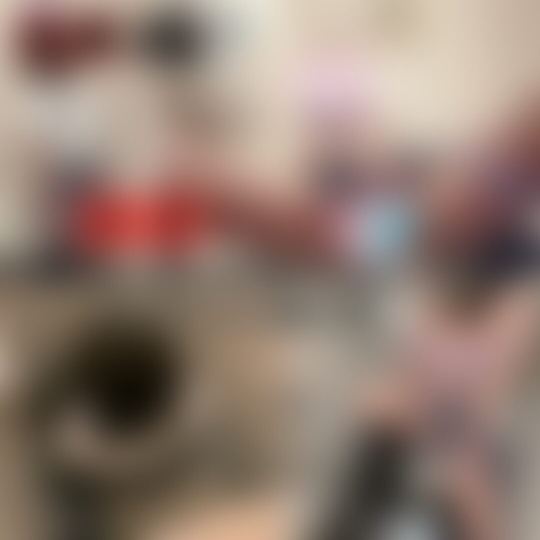 こんにちは!ひなです🥹🩷右上の「いいね♡」を押してから見て貰えると嬉しいです✨
∴∵∴ ୨୧ ∴∵∴ ୨୧ ∴∵∴ ୨୧ ∴∵∴
性欲が高まりすぎて、
自宅まで我慢できず…
近所の本屋さんのトイレへ。
恥じらいもなくトイレでマ〇コをいじる地味な学生。
最初は周りを気にして声を抑えていたが興奮のあまり声が漏れてしまう。
トイレの中でも大胆に足を広げて、ビショビショのあそこに指を出し入れてして大絶頂しちゃいました。
1回じゃ物足りない女は欲望のままに服を脱ぎ捨て快感を貪り…… (2/2)