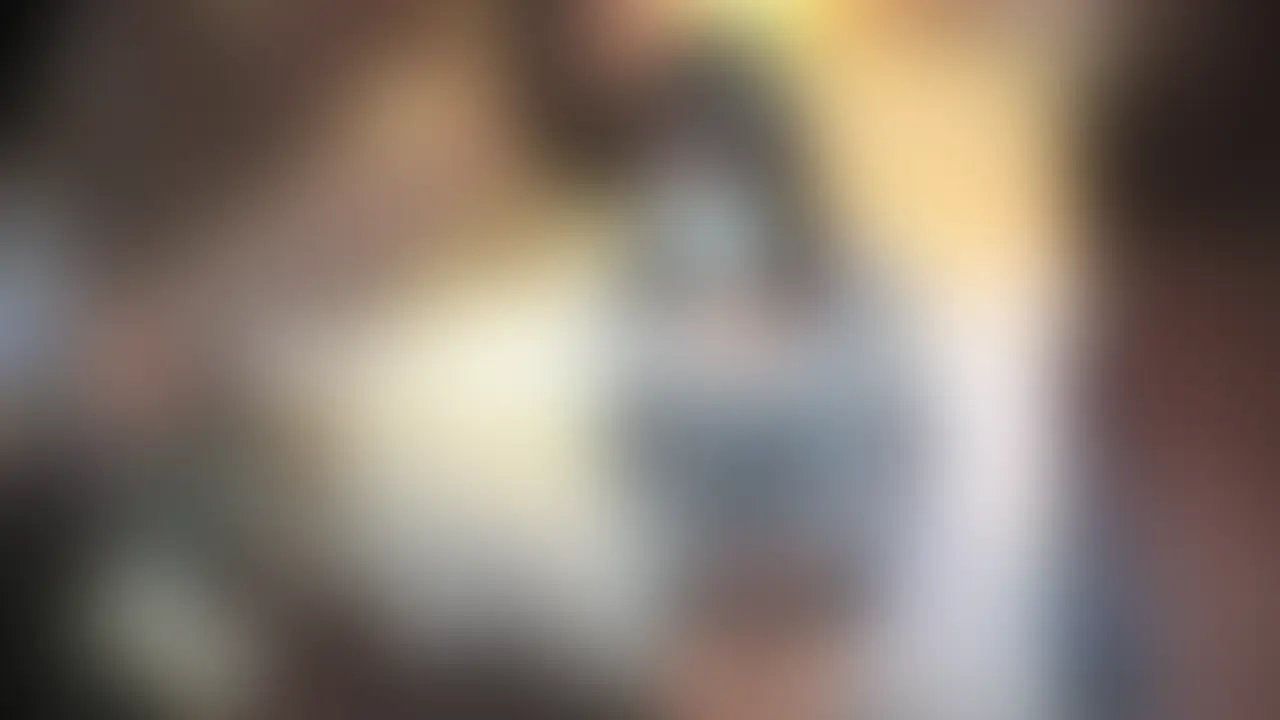 昔からの知り合いで、前回は僕の自宅で宅のみしてたんですが、その時ノリで急遽ハメ撮りしちゃいましたw
今回は2人で繁華街でのんだ帰りにノリでラブホに連れてきましたw
「ちょ!wまた撮っていい?w」
「まかせるー!」
さすがノリの良さは最高ですねwww
ちなみに実は彼女は結婚していて既婚者でありますwww
とりあえず軽く脱がせてフェラさせました笑
フェラ顔えっろwww
昔からの知り合いだから余計に興奮しちゃいますwww
旦那さんにもいつもこんなフェラしてるんですかね?ww
しばらくフェラをさせ、前戯なしでちんぽぶちこみました笑
いやぁ…
最高ですねwww
しばらく正常位で楽しませてもらった後は四つん這いにさせ、バックでぶちこみますww
いいケツしてますねー!笑
最後は、そのまま中に精子を注入してあげました笑 (2/2)