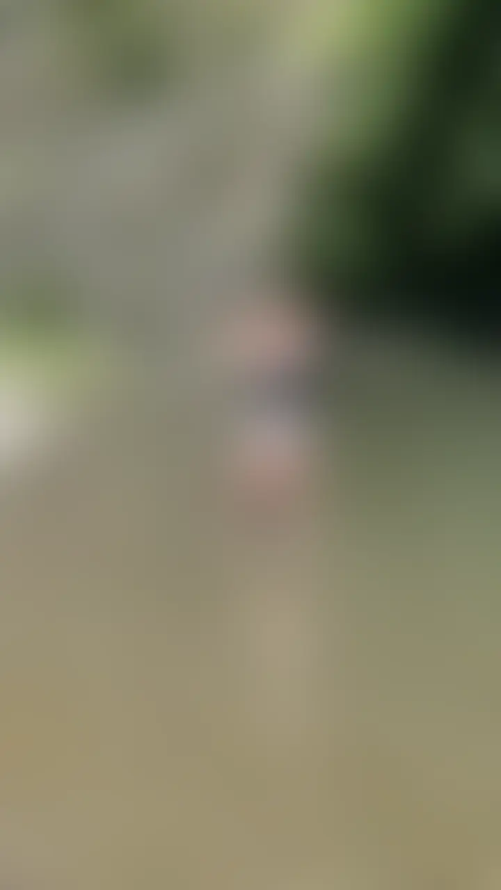 夏の強い日差しが照りつける川辺。
間男に連れ出された真面目な人妻は、何も知らされず白いショートパンツで水辺へ連れていかれた。水着など持たされていない。
「ちょっと入ってみなよ」と促され、浅い川に入ると、冷たい水が脚を伝う。白いショートパンツがみるみる濡れ透け、下着のラインがくっきり浮かび上がる。それが男の狙いだった。
周囲の視線が一気に集まる。透けた布地に張り付く尻の形、食い込むクロッチ。恥ずかしさに頰を赤らめる人妻だったが、男は満足げに微笑むだけ。
やがて人気がなくなった頃、男は彼女を岩陰へ引きずり込み、容赦なくショートパンツを剥ぎ取った。
その後ついに全裸に。
遠くからその一部始終を見ていた若い男が、興奮した様子で近づいてきた。人妻は慌てて口止め料代わりにしゃがみ込み、「見ないで…これで許して…」と震える手でその若いチンポを咥えようとした。
しかし瞬間、頭を両手で強く押さえつけられ、腰を激しく前後に動かされる。
「んぐっ!? うっ…んんんっ!!」
喉奥まで突き入れられ、突然大量の精液を口内にぶちまけられる。えずきながらも必死に飲み込み、えずき涙を浮かべた人妻は、男のチンポが萎えるまで丁寧にお掃除フェラを忘れなかった。
「はぁ…はぁ…」
透け濡れの恥◯と口内射精の味に、肉便器と化した人妻の理性は、夏の川風に溶けていくのだった。 (2/2)