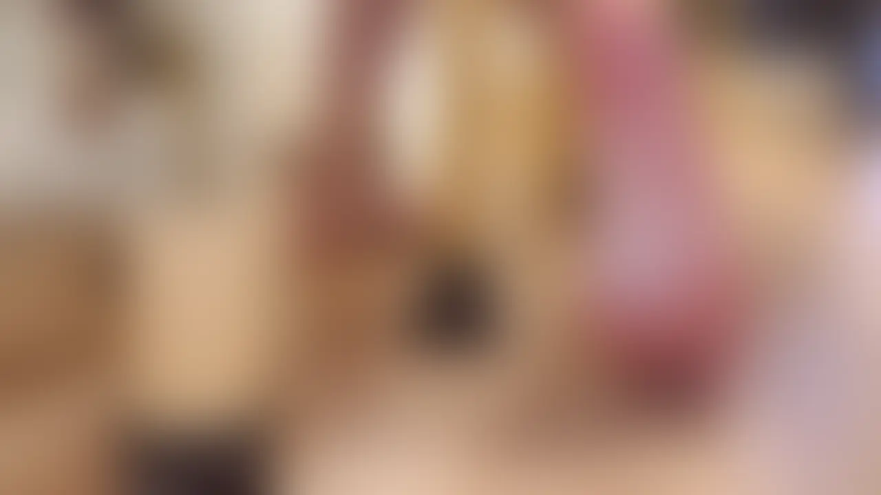 【美人ぐらの自宅で撮影 ①足裏くすぐり】
とあるDMがある日届く。ぜひくすぐってほしいと要望が記載されている。
正直なところこの手のDMはしょっちゅうくるがネカマや冷やかしが多い。今回もその類かと思ったが、こちらが返信する前に写真が送られてきた。ウェブ面談をすると顔写真はそのままになんと自宅撮影でOKという。
そんな生粋の美人ぐらはくすぐられたらどんな反応をするのか? (2/2)