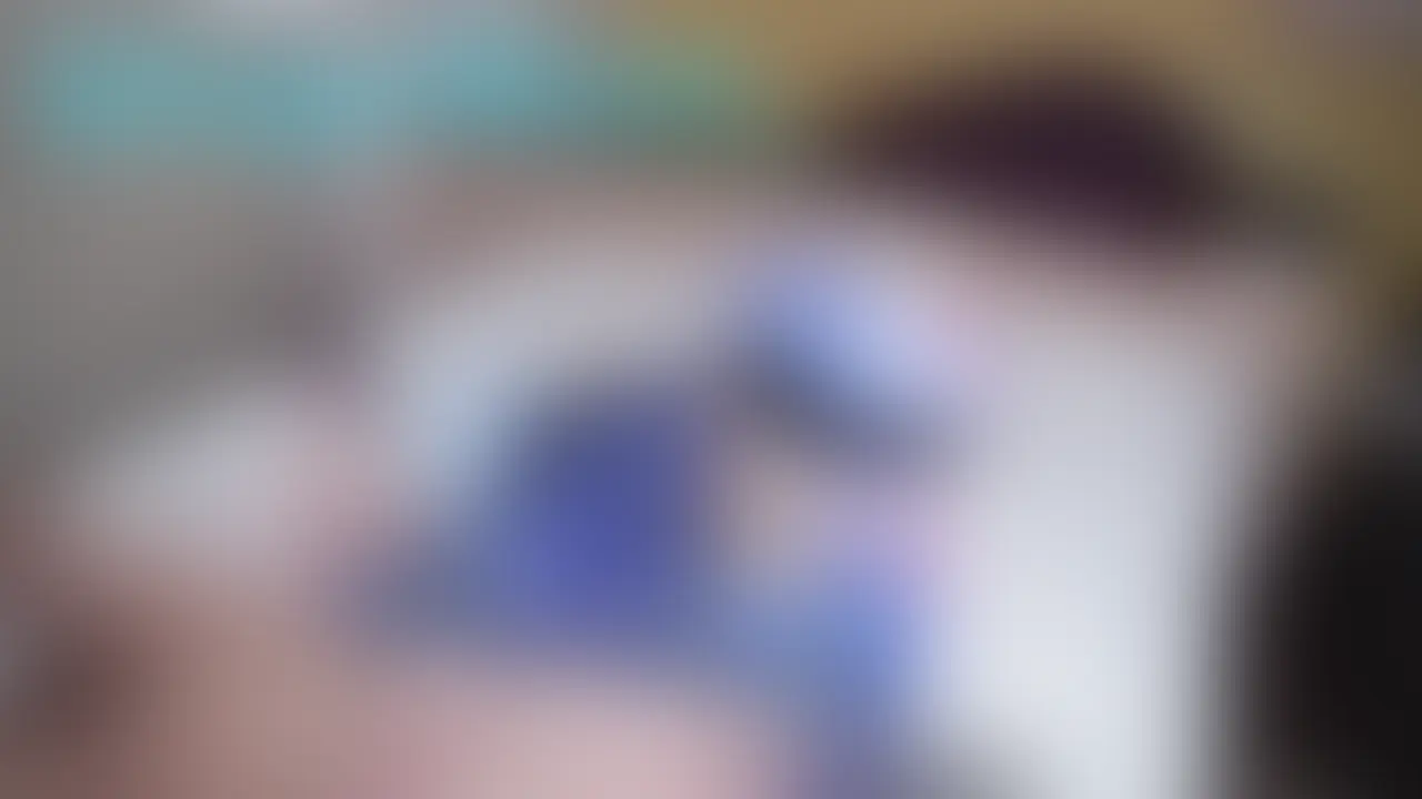 原〇七〇で完コスえっち♥「いっぱい出てる♥気持ちよかったです//」
プランにご加入いただく事で商品サンプルよりも長い尺の体験版動画をご視聴いただけます。
Xのフォローとご意見ご感想などいただけますと、今後の参考にさせていただければと存じます!
https://x.com/SugarBlush_
--------------------------------------------------------------------------------------
今回は本編内も女の子のお顔にもモザイクが施してあります。
過去作をご購入いただいた方はイメージいただけるかもしれませんが、本編内では雰囲気や表情の変化くらいはギリギリ少し分かる程度のイメージです。
--------------------------------------------------------------------------------------
お品書き
・添い寝手コキ
・太ももをすりすりしながら手コキ
・騎乗位の恰好で手コキ&主観からM字騎乗姿勢で手コキ
・フェラ(正面から, 引き, 背後から)
・正常位(主観, 定点)
・バック(主観)
・寝バック
・側位(定点, 結合部が見えるアングル)
・正常位(主観)
--------------------------------------------------------------------------------------
コスプレセックスにも「筆が乗る」ってありますよね。
要はハマり役ということですね。まあハメてるのはおじさんなんですが(笑)
今回はまさにそんな感じで、ゆいなちゃんなら絶対いけるだろうと踏んで完コス七〇ちゃんです!
キャラの性格的にはちょっとダウナーな感じですから、人懐こい雰囲気のゆいなちゃんとは違うんですが
(定食屋の看板娘みたいな子です)
それはさておき、似合うかで言えば顔立ちや雰囲気的にこれはもう間違いなくバッチリです。
おかげでいつもより綺麗な主観シーン多め、かつ、凝ったアングルも少しだけ入れつつ、といった構成で良く撮れております。
個人的に好きなシーンは寝バックから側位にごろんと転がりながら枕にぎゅっとしがみつくシーンですね。
最後は激ピスで同時にイってしまいました。
「いっぱい出てる..えへへへw」と笑顔でエッチしてくれるゆいなちゃんをよろしくお願いしますv^__^v (2/2)