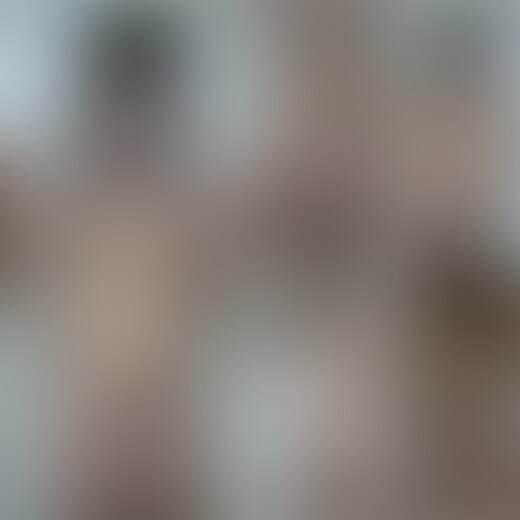 これは更衣室の中に仕掛けられたカメラの禁断映像になります!
撮影されているとは全く思わず無防備に制服を脱いでいきます。
制服の下には白いブラジャーとセクシーな紐で結ぶタイプのパンティを履いておりました。
素直で初心な美少女が実はエロい下着を付けているというギャップでフル勃起してしまいます。
衣装を合わせてみますがやはりブラジャーがはみ出してしまうのが気になる様子です。
ブラジャーを外すと形の良い乳房にピンク色のキレイな乳首ちゃんが丸見えです!
真ん丸で小さめな乳輪にぷっくり膨らむ乳首が最高です。
続いてレースクイーンのコスプレにも着替えてもらった後はついに水着へのお着がえでです。
コスプレを脱ぐとそのままパンティまで脱いで一糸纏わぬフルヌードになってくれました!
美し過ぎるビーナスのような裸に目が釘付けになってしまいます。
全裸のまま真剣な表情で水着を着用していきます。
下からのカメラにはナチュラルに生えた薄めの陰毛にぷっくりとしたおまんまんがたまりませんでした。 (2/2)