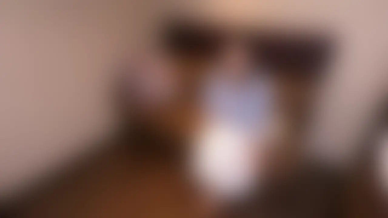 【23歳/下着撮影/本番交渉】
Xのパパ活募集をきっかけに連絡をくれた、23歳のひまりちゃん。
彼氏がいることも最初から正直に話してくれていて、
今回は「下着撮影のみ・本番なし」という約束で会うことになりました。
撮影が始まると、緊張した様子で言われたことには素直に応じるひまりちゃん。
落ち着いた雰囲気で、どちらかというと流されやすいタイプ。
カメラの前でもリアクションは控えめで、淡々と撮影は進んでいきます。
ただ、途中から表情が少しずつ変わっていきます。
彼氏がいるという事実と、今この場で起きていることのギャップ。
「良くないことをしてるかも…」という気持ちが、
ふとした仕草や目線に滲み出てくるのが印象的でした。
一度感情が溢れてしまい、思わず涙ぐんでしまう場面も。
それでも話し合いを重ねた結果、最終的には本番OKに。
約束が崩れていく流れも、カメラは止めずにそのまま記録しています。
可愛すぎる顔立ちに、Cカップのちょうどいい体つき。
少しM気質で、迷いながらも受け入れてしまう感じがリアルです。
作り込んだ演出はなく、
「下着撮影だけ」のはずだった予定が、
どこでどう変わってしまったのかが分かる一本。 (2/2)