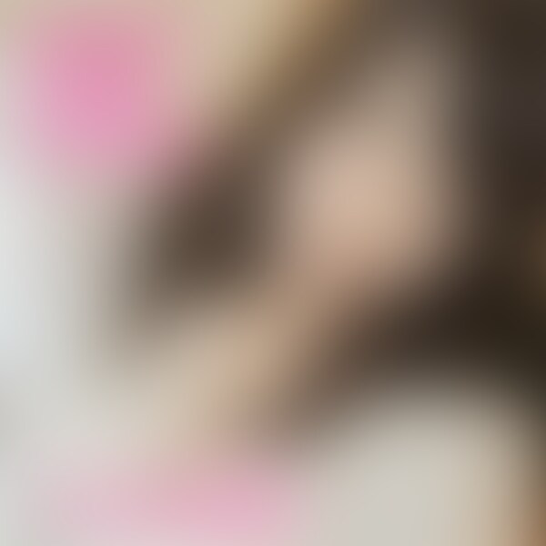 どうもこんにちは。
逮〇歴3回。経験人数300人のにもかです。
今回ハメ撮り許可をもらったセフレは、そのただでさえ性欲が強い看護師の中でも、かなりセックス狂いの部類です。
エロいというか、セックス依存症一歩手前の変態です。
こういう女は好みの男にチンポをハメてもらうためなら何でも言うことを聞きます。
「家からホテル来るまでにリモコンバイブ装着してきて」
と指示を出したら、ほんとに挿入したままやってきますし、ハメ撮り許可もくれます。
こんなこと看護師くらいしかやりません。
身体を人に見せることに抵抗がなさすぎます。
ホテルに到着したころには性欲が溜まりまくってました。
電車からムラムラしていたようなので、即尺させてあげます。
バイブを挿れたままなので、マンコをヒクつかせながらバキュームフェラしてもらいました。
悶えながらのフェラってどうしてこんなにエロいんでしょうか。
せっかくラブホに来たので、お風呂場でローション素股をしてもらいました。
風俗で素股してもらった経験のある方でしたらわかると思いますが、生殺し感が凄いと思います。
今回はお互いがもう我慢できなくなり、そのまま生挿入してしまいました。
言っていなかったですが、けっこう巨乳です。
普段の立ち仕事の甲斐あって、美巨尻でもあります。
ローションまみれの身体同士が密着しあうとものすごく挿入感があり、あまりの気持ちよさにそのまま中出ししてしまいました。
普段からピルは飲んでいるそうです。
流石は医療従事者。
しかしせっかく看護師とセックスしているのに、まだ一度もやっていないことがあったので、このハメ撮りの機会にやってみることにしました。
エロナースコスプレです。
そのまま2回目のセックス。当然生です。
前身をくまなく診断してもらいつつ、お互いの感度を高めて最後は口内射精。
高い打点から巨尻を上下させての美技騎乗位はかなりエロかったです。 (2/2)
