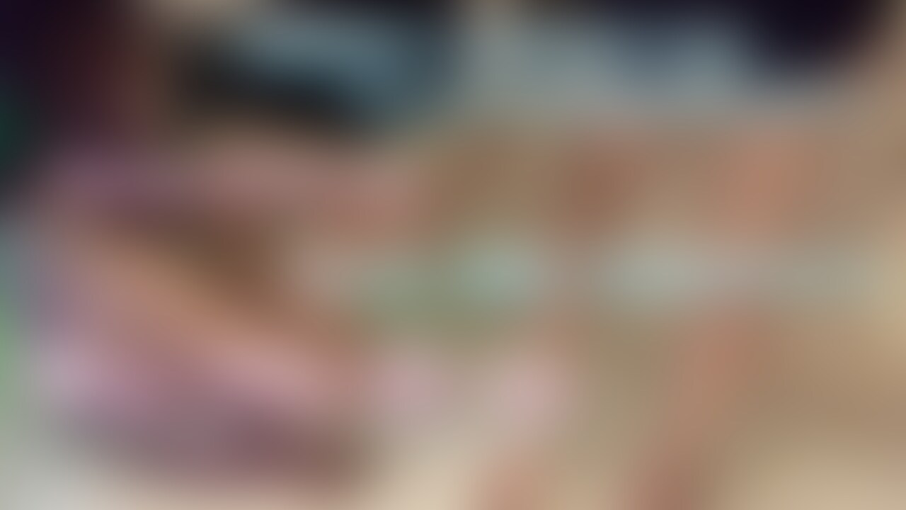 着衣でイチャイチャしてると濡れちゃうって事で下着は早々に脱いでます。本当はえっちの前にお風呂に入る予定だったけど、｢入る前に舐めたい｣って希望して舐めてたらお互いに止まらなくなってしまった…。半袖ニットワンピが可愛くて、着たままクンニ&手マン責め！徐々に大きくなる喘ぎ声がとっても可愛くてえっちです！ (2/2)