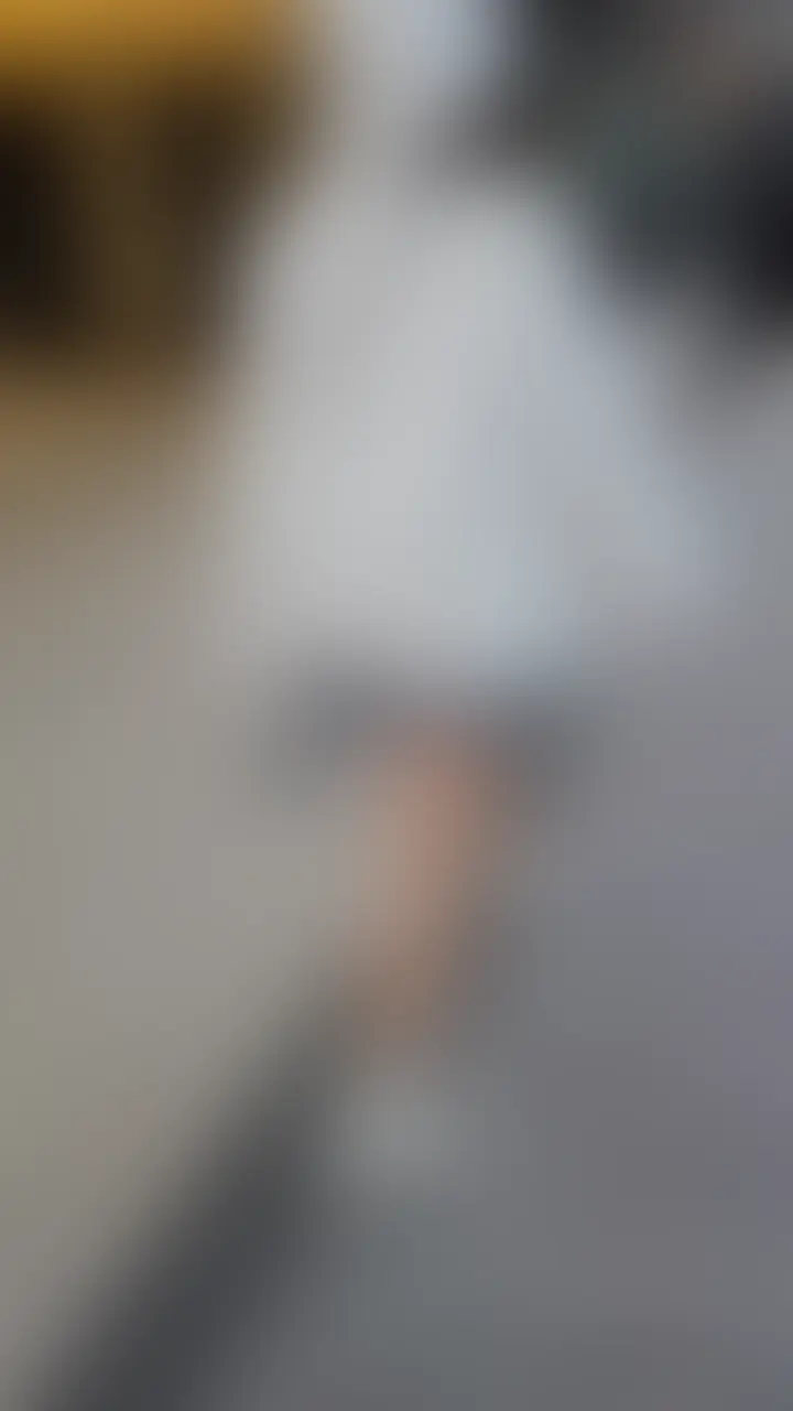 はじめまして!黒咲です!
イケメン大学生がナンパしていく様子をぜひご覧ください!
これからもガンガンハメ撮り公開していくんでフォローチェックです!
この日は、いつもナンパする渋谷で彼氏持ちのHカップ女子大生が釣れました🫢
飲み会前にふらっと声かけたら、最初は彼氏いるんで、本当に無理ですってガード固め。
でも話してるうちにだんだん表情がゆるんできて、どこまでならOKか確認しつつ距離詰めていきました。
キスした瞬間に空気が変わって、胸をゆっくりほぐしていったら、さっきまでの強がりが嘘みたいに声が甘くなってきて、
最後は自分から腰寄せてきて何回もイキまくって、終わったあと私こんなになるんだって照れて笑ってたのが反則すぎた。
彼氏の前じゃ絶対出せない顔、渋谷のホテルで全部撮れてる。抜きどころしかないのでぜひ見てください! (2/2)
