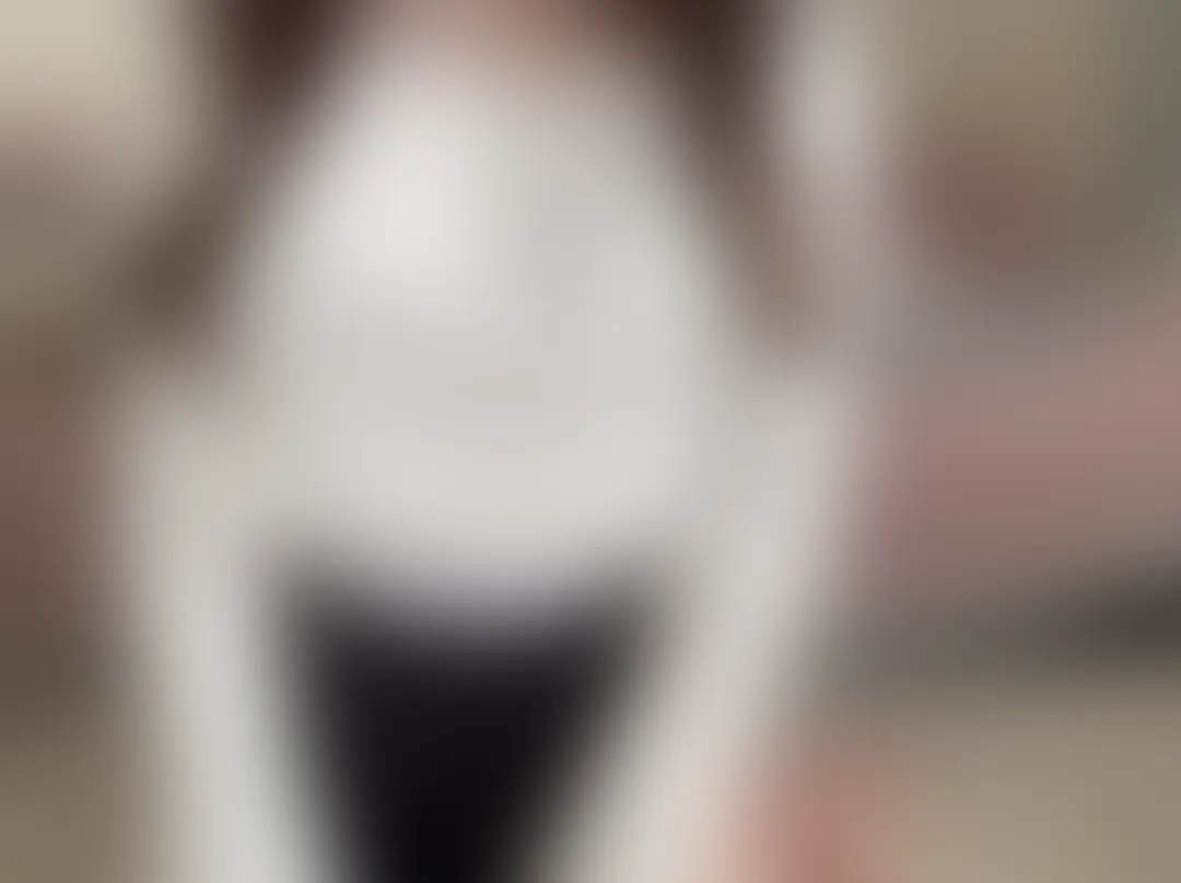 初めての潮吹き動画公開です、、
ただ電マおなにー撮ってただけなのに、イキすぎて出ちゃいました🫢♡笑
This is my first squirting video... I was just filming myself masturbating with a vibrator, but I came so hard I squirted 🫢♡ lol (2/2)