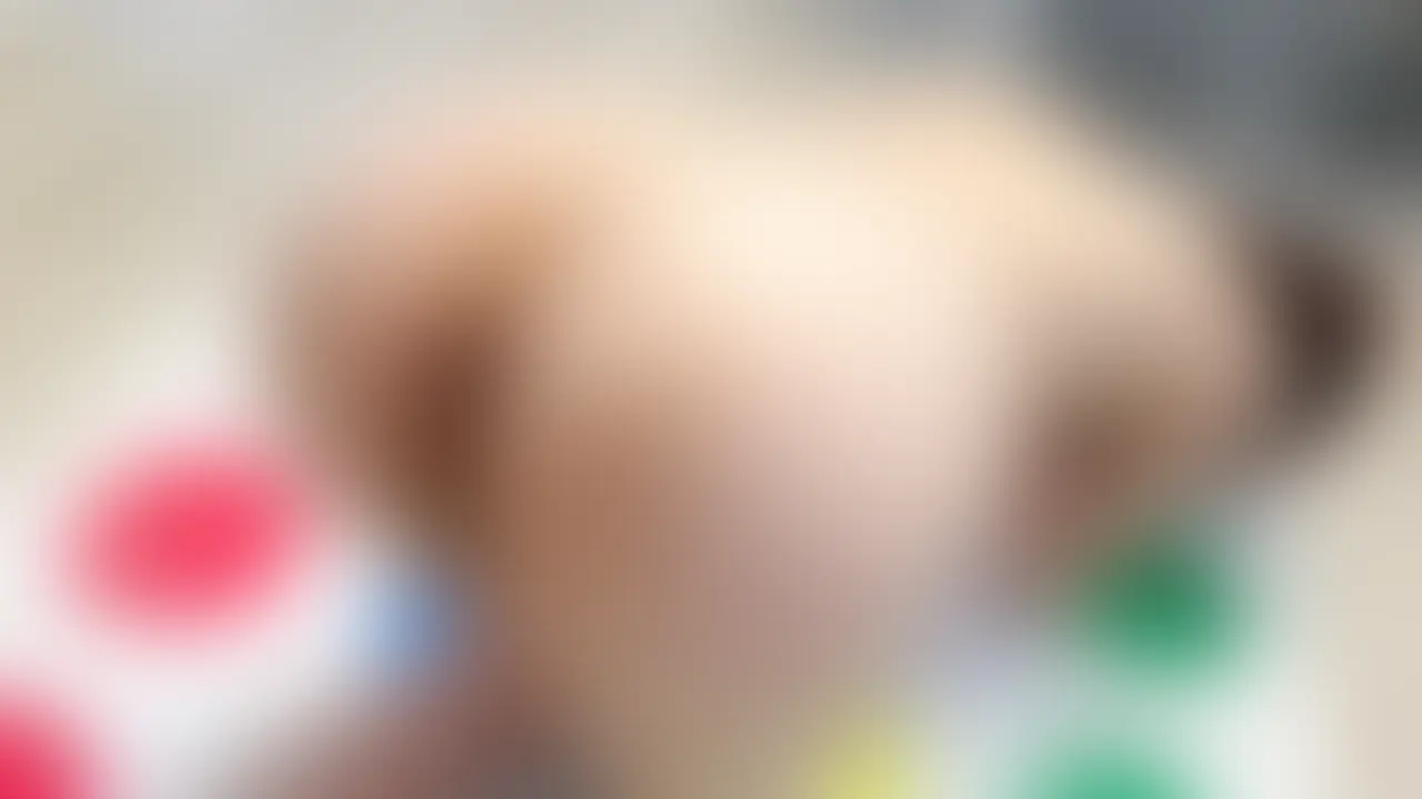 りりの全裸パーティー兼公開撮影。みんなの前でセクシーなグラビア撮影。バックポーズとってもらいました。こんな撮影してるのに、現場はわりと物静かでした。