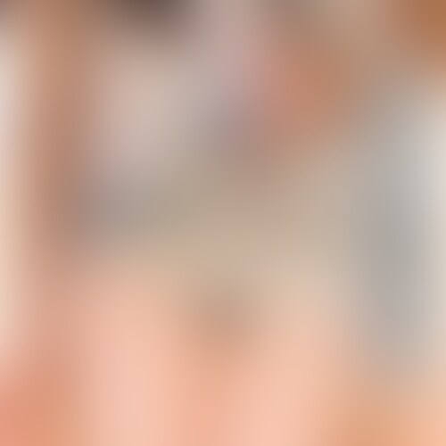 某大手保険会社に務める27歳みれい様
会社の同僚からM男責めが好きな保険OLがいるとのことで、みれい様を紹介してもらいました。
その同僚はみれい様と合コンで出会ったそうで、ノリが良くて、そこそこスペックの高い、キャリアウーマンとのこと。
みれい様が同僚の知人にあたる関係なので、僕のド変態さが周囲にバレるリスクもありつつ、そこが逆に興奮してしまいます。
初対面の日、"僕の恥ずかしいところをみれい様のスマホで撮影してください"とメッセージを送り、ホテルで全裸待機。
みれい様は「なにやってるの〜?(笑)」と最初は少し驚きつつも、ニヤニヤしながら僕の勃起したお粗末チンポを踏みにじってきます。
👩「こんな格好で恥ずかしくないのかなぁ?」
👩「この撮影してる動画を会社の人にバラしちゃおっかなぁ?」
甘々系ではずかしめをさせるタイプの○○○で、僕を追い詰めてきます。。。
チンポをニヤニヤ踏みつけられ、情けないオナニーを見学されて、、、
完全に弱みを握られた上、惨めな射精をみれい様のスマホにも撮られました。。。 (2/2)