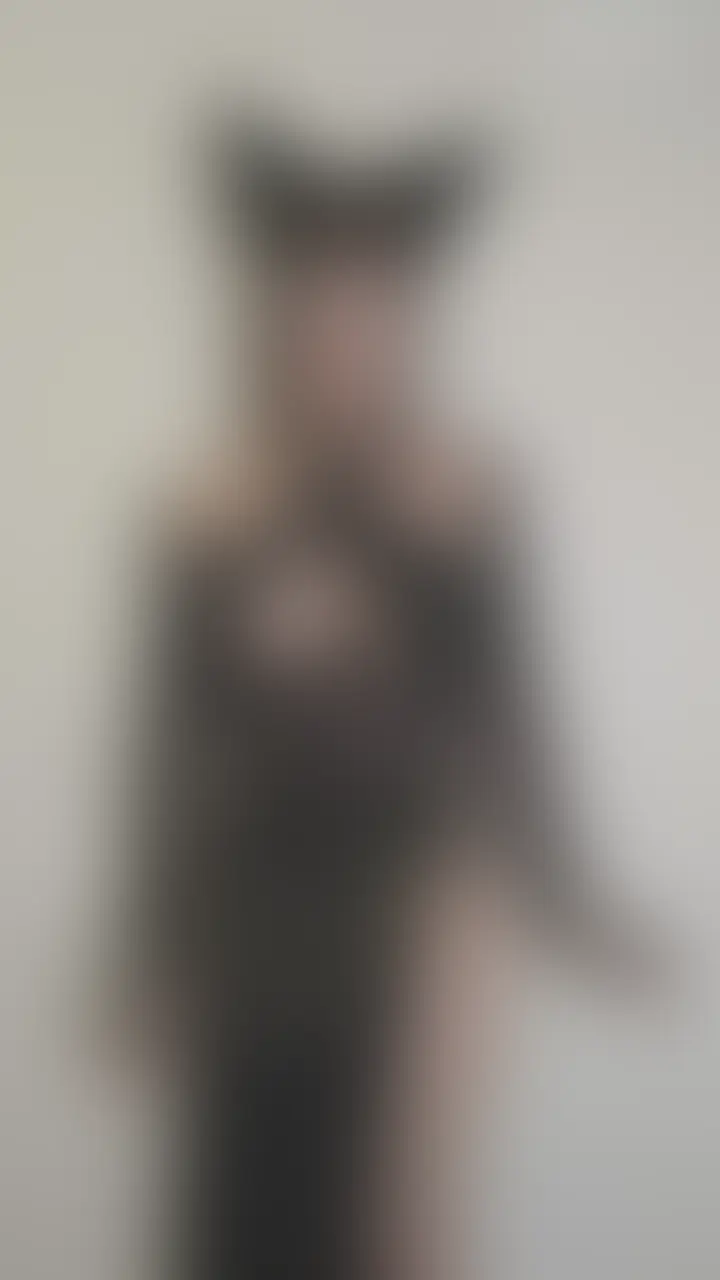 エジプトの女神「バステト」のコスプレハメ撮り

黄金の装飾に黒のランジェリー（ブラ残り）という、気高くもエロティックな姿で降臨した彼女。
最初は僕を跪かせ、ローターで自らを弄りながら、慈悲を与えるような濃厚フェラ＆パイズリで僕を翻弄します。

しかし、次第に彼女自身の本能が目を覚まし……。
「もっと、奥まで汚して……」
神聖な空気が一変、四つん這いでの寝バック・バックで激しく突き上げられる姿は、まさに発情した猫そのもの。

中盤の騎乗位では、自ら腰を振り乱し、道具と肉棒のダブル刺激に絶頂を繰り返します。
最後は、理性を失った僕が彼女を仰向けに組み敷き、正常位で怒涛のピストン。
我慢の限界を超え、女神の身体に白濁液をぶちまける外出しフィニッシュまで、30分超えのフルボリュームでお届けします。

バステト様コス： ブラのみ最後まで着用のフェチ仕様

フルコース： フェラから始まり、バック、騎乗位、正常位まで網羅

生ハメ： 粘膜が擦れる音と、女神が乱れる吐息

外出し： 限界ギリギリまで注ぎ込んだ濃厚な結末

エキゾチックな雰囲気の中で繰り広げられる、最高に淫らな儀式をお楽しみください。 (2/2)