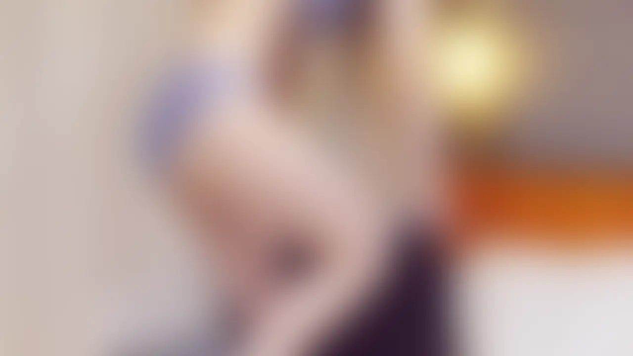 [riko 妄想#003]“推し”が出演する舞台の前に、裸でオナニー

なんとなく目に留まった女性がいた。
もちろん、話しかけることなんてできない。
名前も知らない。でも、こうして勝手に想像してしまう——
『もしも、あの子があんな姿を見せてくれたら』って。
これは、“ある中年男の妄想”です。


rikoは、女子大学に通う4年生。
大好きな“推し”が出演する舞台を観るために、ひとりで東京へ。
…もちろん、全部俺の妄想だけど。彼女の黒髪、清楚なワンピースが、妙に記憶に残っている。


…もしかして今、あの部屋で、ひとりで淫らなことをしてるのかもしれない。


やがてrikoは、何も身につけずにひとり、夢中になる。
指先の動き、揺れる胸、震える脚。
妄想の中の彼女は、もう誰にも遠慮しない。
見せてはいけないはずの姿が、今ここにある——。 (2/2)
