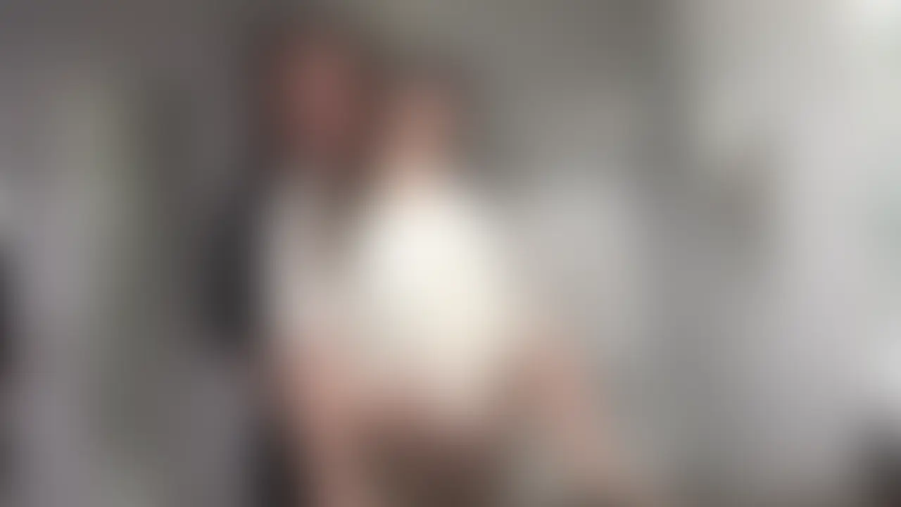 ハーフ顔の子持ち美人妻Rioさんと旦那に内緒で密会NTR生中セックス
DMで連絡をして大阪で会うことになった人妻のRioさん。
育児も忙しいのに時間を作ってくれてえっちする為に会いに来てくれました。スラっとした高身長にロングが似合う女性。ハーフだと間違えられてもおかしくないくらい整った顔面に言葉を失いました。。こんな美人妻が旦那に秘密で知らない男と昼間から中出しえっちをしちゃう、、寝取り系のAVにありそうなシチュエーションで興奮度が増します。しかも当日の朝に旦那とえっちをしてきたらしくそれもまた興奮材料。さすがアラフォー。経験値を感じさせる濃厚で積極的なテクニックに圧巻でした。唾液たっぷりのじゅぽじゅぽフェラを堪能した後は自らま◯こを広げて生ち◯ぽをおねだり。ストッキングを破き下着をズラしてゆっくり膣奥まで挿入。すぐに自分で腰を振っちゃうRioさん。お互いひたすらに求め合って気づけば夜に。濃厚な時間を過ごせました。。 (2/2)