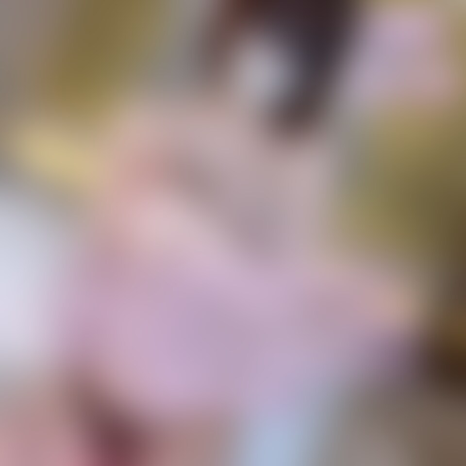 今作はパイパン清楚系美乳妊婦さんが初登場!
完全顔バレ防止ですがおしとやかで清楚系美人な雰囲気は伝わるかと思います。
下の毛を処理してない妊婦さんが好きですがパイパン妊婦さんも新鮮でエロかった!
妊娠しておっぱいが大きくなりブラが小さくなって下乳がはみ出して可愛らしかったです
ブラを取ると綺麗なお椀型のおっぱいが、、、美乳すぎました!
そして挿入すると清楚系でおしとやかな雰囲気から一気に乱れて喘ぎまくりなのもギャップがあっていやらしくて興奮しっぱなしでした
最後は大量中出しをしてしまいました (2/2)