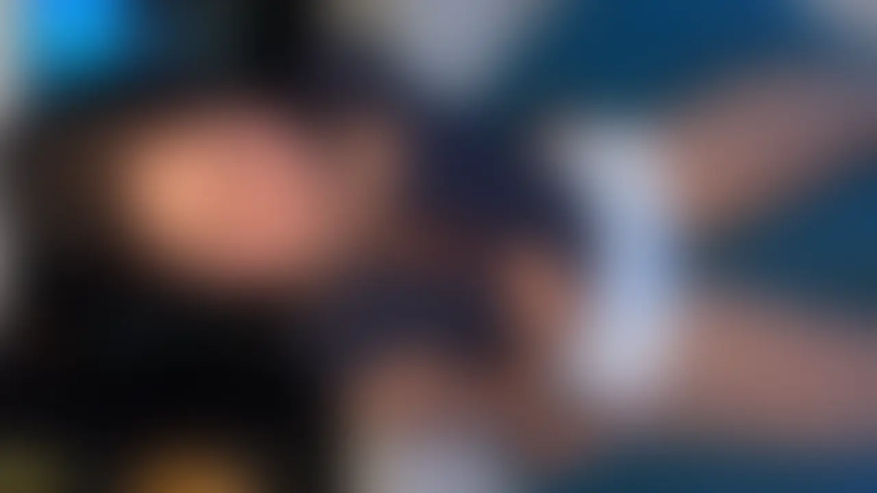 【目出し】軟体美女(19歳)と限界2回戦SEX
美乳19歳の無邪気で可愛い女の子。
会った瞬間から「私、身体柔らかいんだよ♡」とストレッチを見せて誘惑してきて、開脚したり脚を頭上まで持ち上げたり…その可愛さと妖艶さにもう我慢できなくなった。
しかも目出しOKとのこと。
あどけない笑顔と、隠しきれないえっち大好きな雰囲気をそのままカメラに映してくれる。
一回戦目は手錠で手を拘束して椅子に座らせ、逃げられない状態でおもちゃ責め。
「恥ずかしい、、♡」って目を見て訴えてきたり、感じて可愛く喘いじゃうのが最高にエロい。
さらに立たせた状態にして後ろから立ちバック。
腰を突き上げるたびに可愛い声を漏らして、柔らかい身体をくねらせながら感じてた。
最終的にはハメ潮もしちゃって床がびしょ濡れに。ぐしゃぐしゃの足元で痙攣しながらイキまくる姿は、本当にエロかった。
それでも「もっとしたい♡」と甘えてきたので、二回戦目はベッドに移動。
今度は拘束なしで、恋人同士みたいに甘々なセックス。
脚を大きく開いて受け入れてくれる姿勢からも、えっち大好きなのが伝わってくる。
ピストンのたびに体を震わせながら甘い声を連呼して、可愛い笑顔と乱れた表情のギャップに完全にやられた。
最後は中までとろとろになって、痙攣しながらイキ続ける姿を上から見下ろしながらお腹に出してフィニッシュ。
終わった後は、ぐったりしながらも幸せそうに微笑んで、無邪気さとエロさが同居する最高の時間でした。 (2/2)