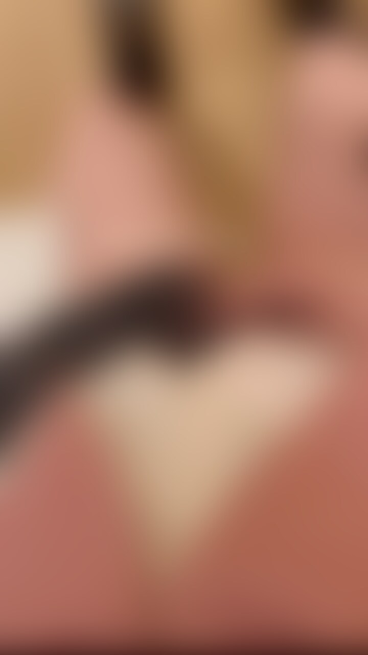 ***成人済み素人女性によるコスプレ演出です***
🆕自分視点（一人称視点）バージョン
【入学式でおもらししてしまう生徒会長おもも】
おもも生徒会長を体験できる？動画です🍑
新入生歓迎の言葉が書かれた紙は台本でもあり小道具でもある|ω･)

［撮影秘話］
自分視点は手持ちで撮ることが多く、
それだと片手しか映せなくなるのがデメリットで、
一度だけ単品販売のところにあるデニムショートパンツの時に自分視点も撮ったのですが、
その時は胴体にゴムバンドのような物で体にカメラを固定するタイプのスタンドを使っていて（説明が難しい）
両手が使えて両手で前を押さえたりもできたのですが
ゴムバンドの上から赤いカーディガンを着て前のボタンを閉めてゴムバンドを隠したのですが
後ろから見る分には少し服がボコボコはするものの何とか隠せて
でも正面から撮ると仕掛けが丸見えでNGのためその一度しか使わず、
そこで今回は首から下げて使うスタンドを新たに購入したのですが、
デニムショートパンツの時よりは正面から映せる範囲がかなり増えましたが
やはり制服のリボン辺りまで映すと仕掛けが見えてしまうので一つ前の投稿はスカートあたりからしか映せませんでした😅
2台撮りには向かないけど自分視点単体で考えたら
これはこれで良いかもと思いました🥹

2024.06.26リリース→2024.08.26まで閲覧可能
⇨※2024.08.11更新:
おももだちプランに入ってくださっている間は無期限で見られるように変更しました！
なので月額プランを解約すると見られなくなります⚠️
*****************
【こちらの動画の単品購入をしてくださる方へ】
2024.08.14〜単品購入もできる設定にしました！
単品派の皆さまお待たせいたしました(人д＜o)

自分視点（一人称視点）のアングルのみの動画（最後の方にスカートを少し捲るので濡れた下着見えるシーン有り）です☻
⚠️床の色のせいか水溜りが分かりにくいです涙⚠️

別アングルバージョンもまた別の投稿にあるので
それぞれを単品購入だと割高になってしまいますが…&当初は後から全パターンを再編集して単品販売用にリリース予定だったのですが現状プランと並行しての処理がとても追い付かずアングル別の販売になってしまいますが…それでもよろしければ🙇‍♀️ぜひ🙏です！

なかなか月額プラン開始後の単品販売についての詳細を決められず結果お待たせしてしまったので
単品販売は一旦それぞれ1投稿500円（myfans手数料別）に設定しています (●´人｀●) (2/2)