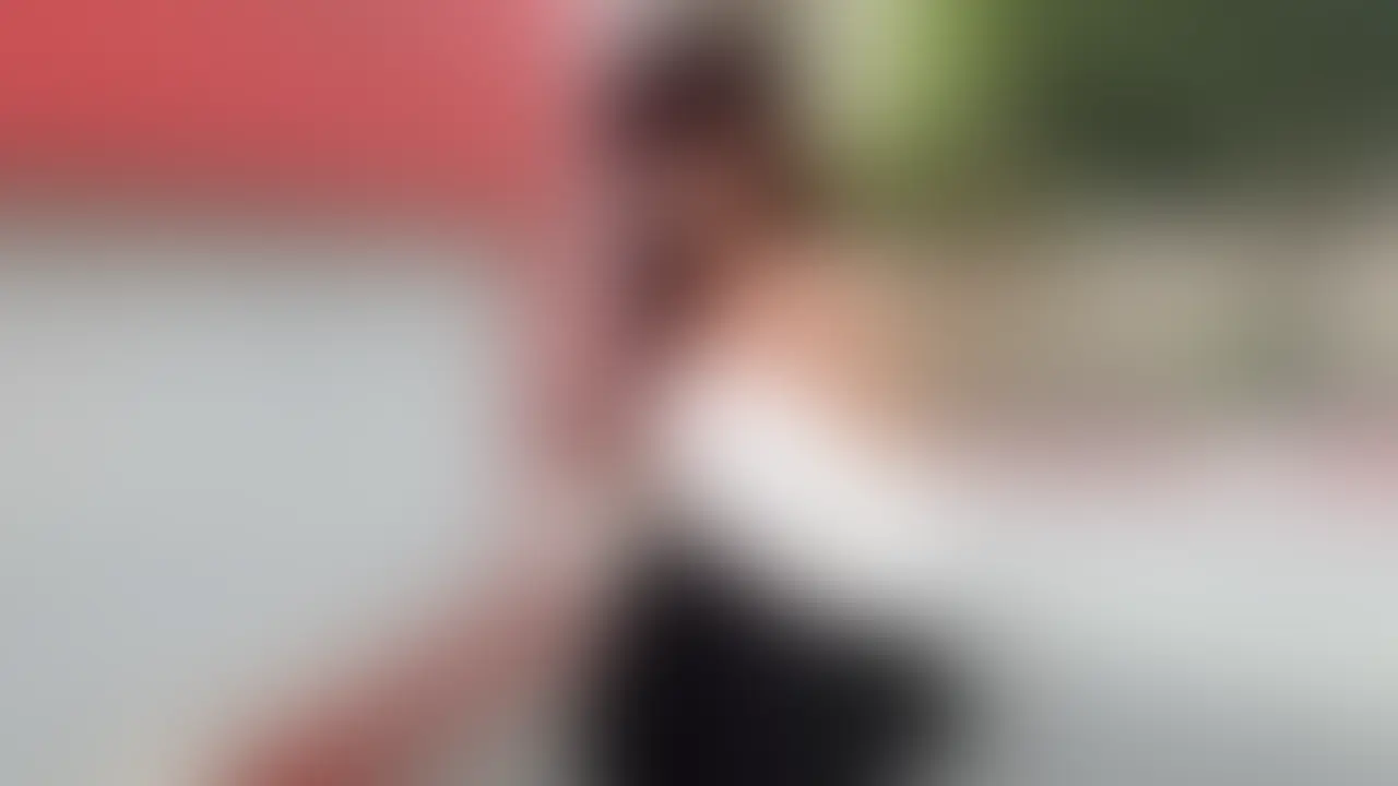 「イキます...ごめんなさい!!」
全裸M字拘束ハメ撮りが当たるガチャ⛓️
【過去1潮吹きアクメ地獄🐳💦】
*★*――――――――――――*★*

ヤリサー特別研修という名目で、
【本格SMホテル】に連れて行かれました。

拘束はやったことなかったけど

えっちでは男性をイジメる方が好きで

自分ではS寄りだと思っていたので...

「たぶん私と相性悪いですよ？」

と強気な発言をしたんですが...

拘束され脱がされ、全裸でM字拘束され、

最初は全然余裕じゃんって思ってたのに...

ドSなユウタ先輩にイジメられてるうちに
だんだん理性がきかなくなって...

30分後には...

勝手に口から『ごめんなさい...！』

という言葉が出てきて

過去一エグい量の潮を吹いてしまいました😣💦

そして拘束されたまま

『ユウタ先輩のおちんちん挿れて欲しいです...』

と挿れてもらい、無抵抗のままハメられてイキまくり💦

普段は先輩にもタメ口で話すことが多い私が、

『出してください...イキます...！』

と自ら口にして、絶頂を迎えてしまったのです...

*★*――――――――――――*★*

※ホテルからは撮影許可をもらっています (2/2)