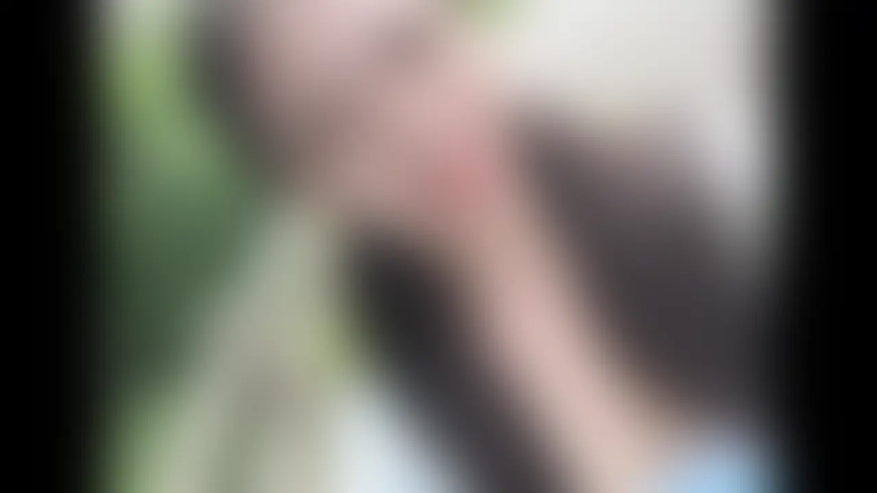 真夏の野外で水着露出ハメ撮り!盛り上がってきたところでガチに見つかりかけてホテルに避難💦からの前戯なし即生ハメでま○こドロドロに汚されちゃいました💕 (2/2)