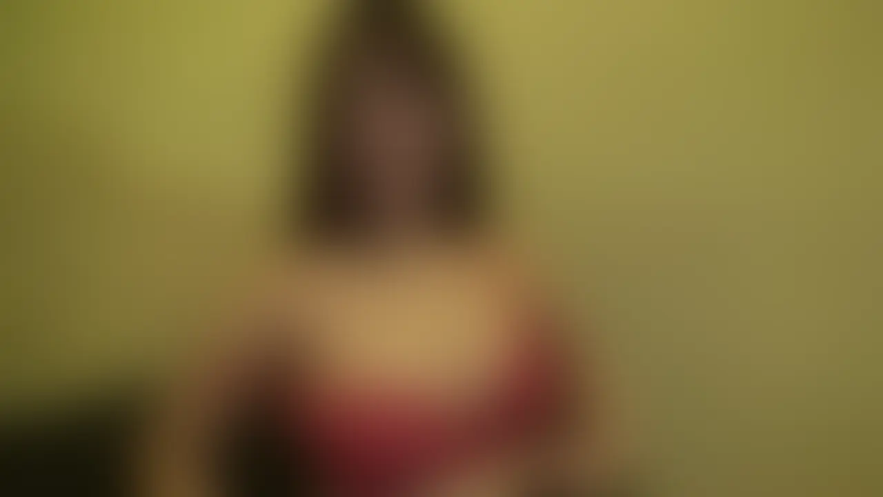 清楚系お姉さんが豹変するエロさ、ギャップ、責め、巨乳、全部好きな人には間違いなくオススメです!
今回のハメ撮りは清楚で上品な雰囲気なお嬢様!でも話してみると彼氏がいるのに経験人数15人超えの浮気SEXオッケーなドM巨乳だなんてマッチングアプリは最高ですね(笑)
マッチングアプリで出会ったYちゃんは見た目の第一印象はまさに“お嬢様”なんですが、脱いだ瞬間に現れるGカップの爆乳&ムチムチボディが強烈すぎて目が離せません!白くて柔らかそうなふわふわとろとろのおっぱい、しかもパイパンでキレイな肌がより際立っています。小さな乳首と乳輪がおっぱいの美しさをさらに引き立てていて、ここは素直に射精です…!
責められるのが大好きなドM気質で、イラマチオやスパンキングはもちろん、腋舐めやアナル舐めまで何でも受け入れちゃうその性癖の奥深さ(笑)行為中、とろ~んとした目で気持ちよさに没頭する仕草は本当にエロくて、責め好きの人なら絶対に何度も抜けるはず!!
笑顔が可愛くておっとりしてるのに、ベッドの上では凄くエッチな素人ちゃん。ムチムチ爆乳の美人さんが本気で感じて乱れる姿に、ハメ撮りしているこちらも理性を保つのに必死!
ニッチな責めまでしっかりハメ撮りしてあるので、いろんなフェチの人も大満足できるリアルな内容です!ぜひお楽しみください!! (2/2)