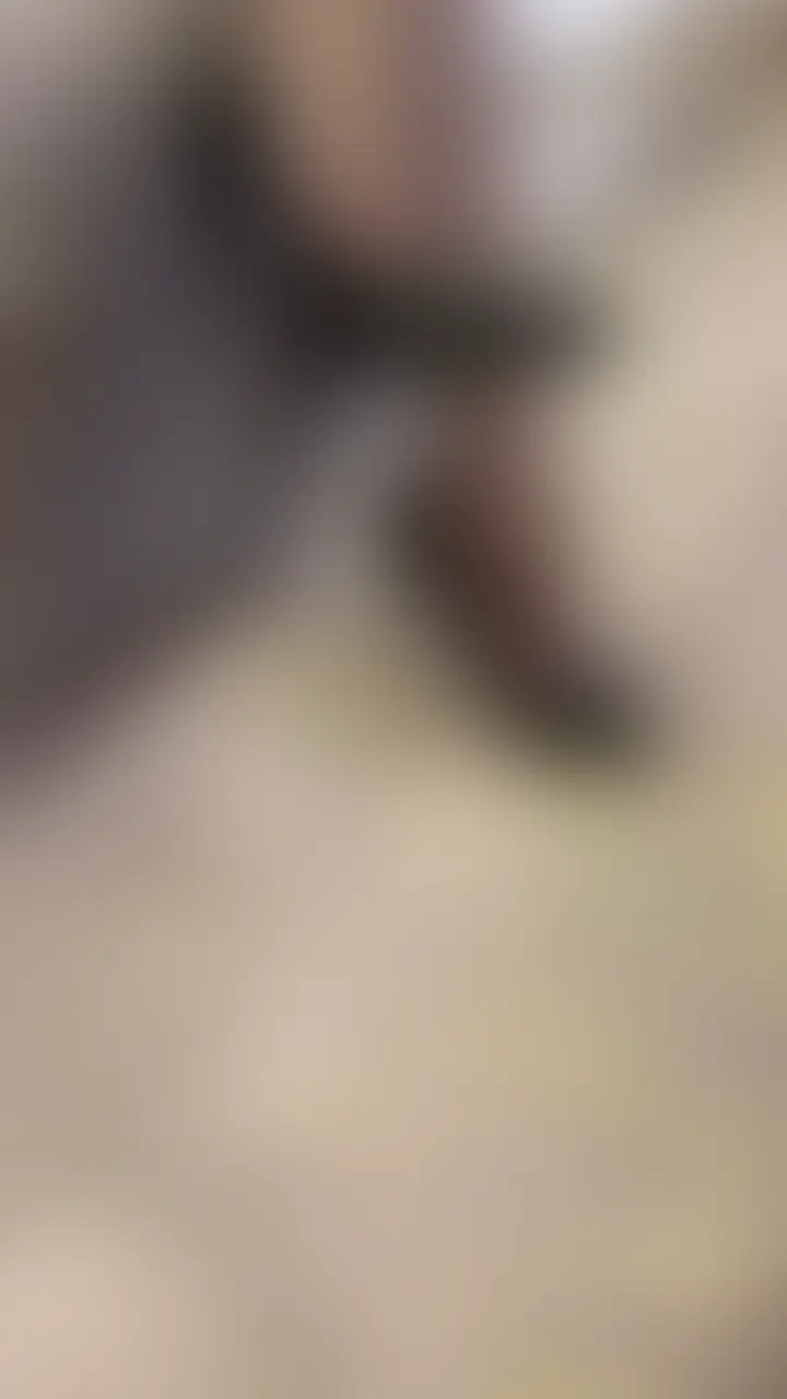 ついに…本当の変態へ////
今まで見せたことの無いまゆの姿…
欲求がここで爆発🔥
パンスト破かれそのままバイブ責め////
奥までズボズボ…固定されて身動き取れず
こんなに私…変態だった??
隠してた本来の私が欲望のままに♡
乳首もクリトリスも膣内も…
絶頂寸前まで焦らされ我慢の限界に達した後
初の手マンで潮ふき🐳💦
⚠️今回は過去一、本気で堕ちました♡ (2/2)