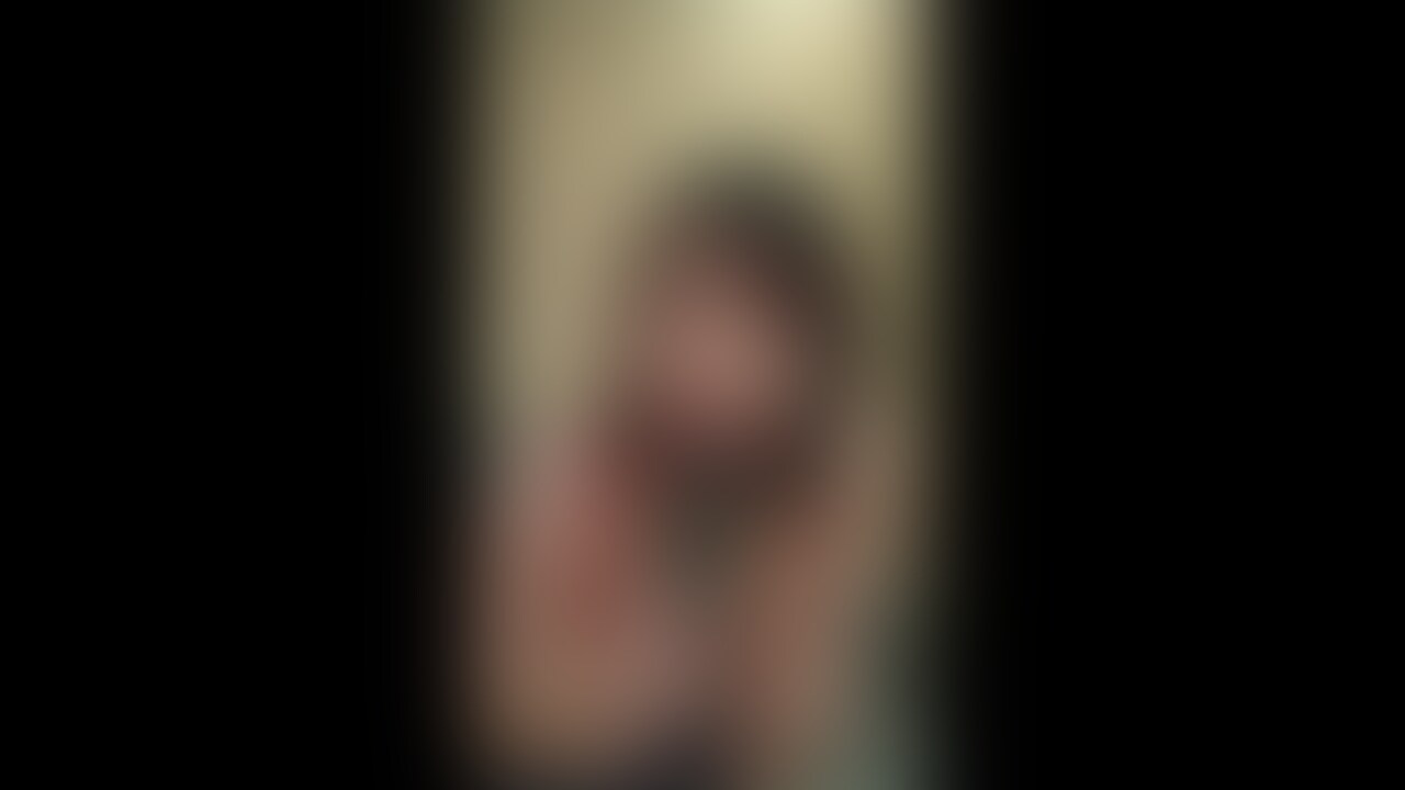 黒い大きなディルドでオナニー。潮吹きします。 (2/2)