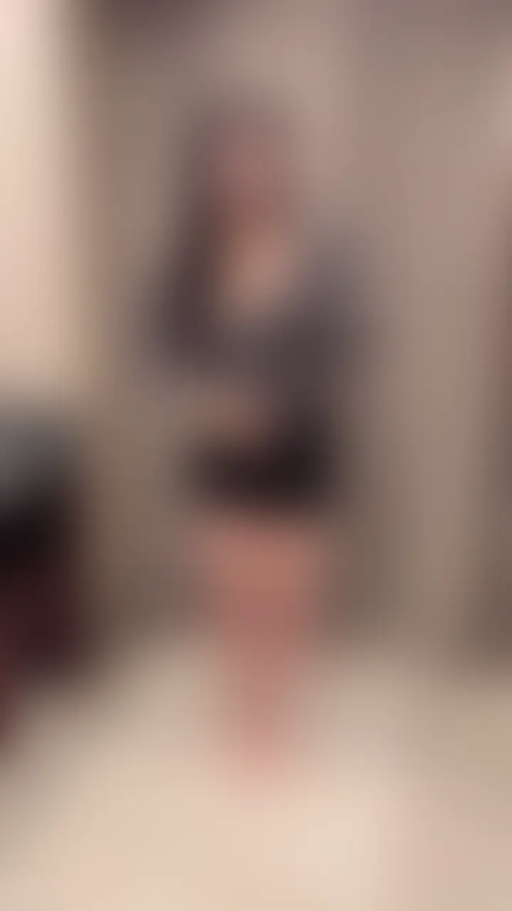 【手持ち動画】
この可愛さで顔出しはレベチです。
18歳になったばかりの現役L○KちゃんTikTokerとこっそり会ってきました。
冒頭のシャワーシーンとか可愛すぎ&エロすぎて勃起不可避です。。
若いが故にまんこの締まりも一級品で、僕が今まで抱いてきた女の子の中で3本の指に入るキツさで秒でイキそうになりましたw (2/2)