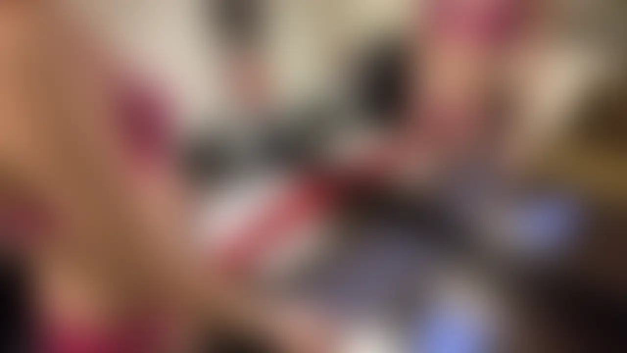 今回使用した手袋はアヘガオ ストッキンググローブ ダークグレーになります。
⚠️モデルの女の子はずっと下着姿になります。

【動画内容】
1.女の子が手袋をつける
2.女の子が男の上半身や股間を触る
3.男の下着を脱がして乳首舐め手コキ
4.フェラ（別アングル2シーン）
5.手袋にローションをつける
6.両手を使って手コキ
7.乳首舐め手コキで射精 (2/2)