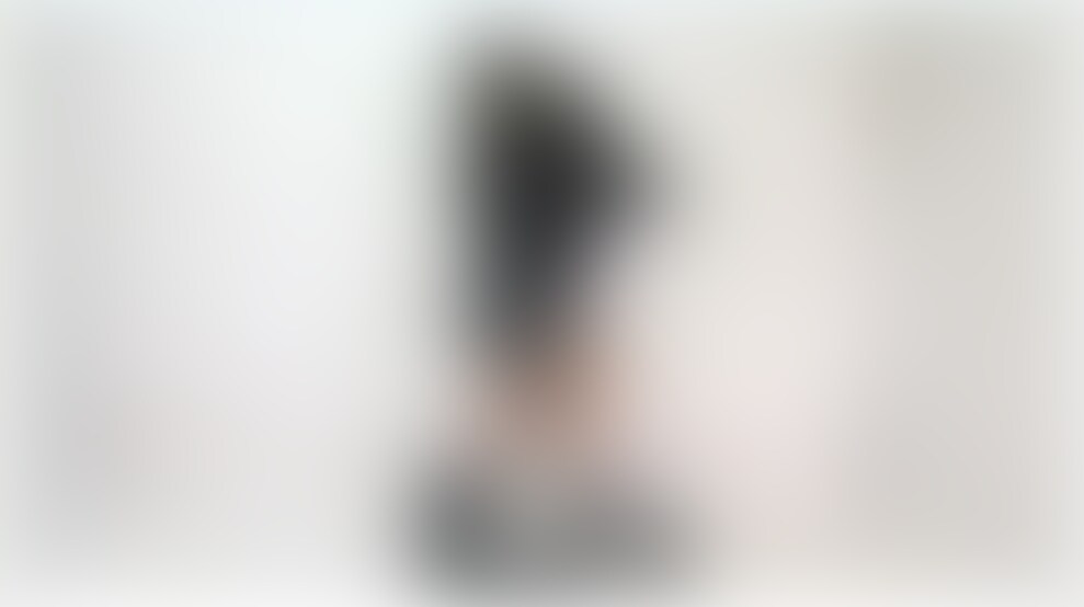 制服の女の子がお尻や股間を触られる (2/2)