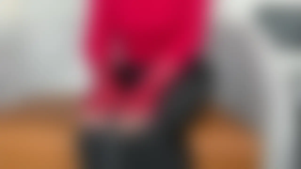 浮気癖が直らない子持ち淫乱妻と旦那に内緒で昼間からNTR中出しセックス。出張で近くに行くと伝えたら秒で来てくれました。お会いするのは初めてでしたが実はとんでもない変態さんで自分から『南くんの巨根でイラマチオしてください…』と懇願してくる姿に興奮しちゃいました、、長すぎたみたいで根っこまでは咥えれてなかったですが笑
この人妻さん、旦那にバレようにようにひっそり裏垢してるみたいなのでぜひ探してみてください! (2/2)