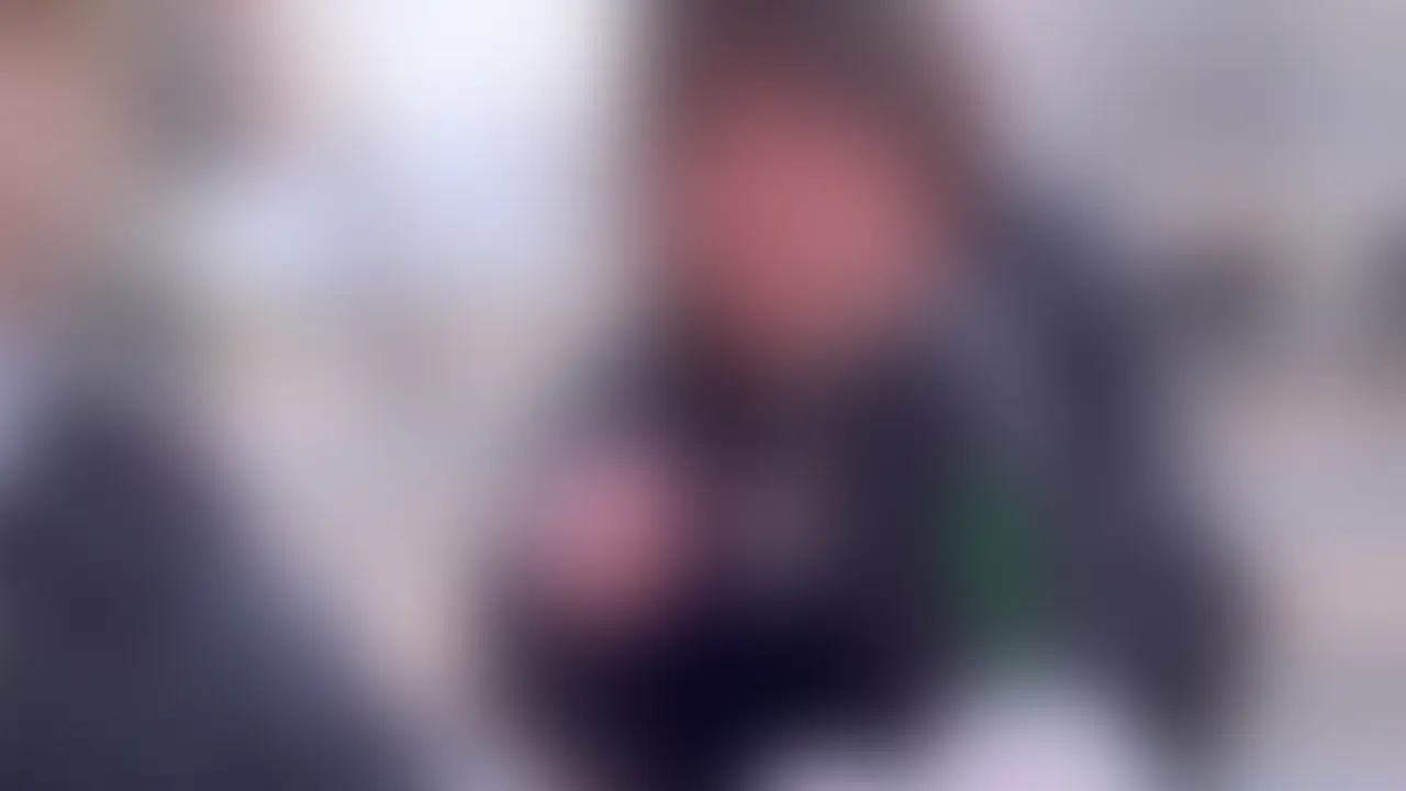 【J〇卒業したばかりの小柄美少女、デカすぎて崩壊】

会いたいとDMをくれた子は、目がクリクリで驚くほど小柄な美少女。

並んで歩くとデート感最高だけど、「これ、入るかな…？」と不安になるレベル。

経験は1人。
高〇の元カレは小さめで、動画のような激しいエッチは未経験

始まると、彼女の顔とモノのサイズがほぼ同じで、視覚的な破壊力がヤバい

指1本で
「あ、やばい…！！///」
と震えるほどマンコも激セマ。

足を肩に担いでの正常位で奥を突くと、
「まって…！足上げるのダメ、
奥入っちゃう…っ！」

って涙目で拒む姿がエロすぎて、こっちの理性が飛びそうでした。。

人生初の騎乗位を教えるも、デかすぎて奥まで刺さりすぎて

「え、ダメ！」
「無理……絶対無理っ……」
と1ミリも動けなくて可愛い

そのまま彼女をキッチンに連れて行き、立ちバックで鬼ピストン&寝バック

奥を攻めまくりました

ヘトヘトになるまで突き上げた後、指でイジったら人生初の潮吹きで床がビチャビチャ

「大学で彼氏がこんなに大きかったらどうする？」
「……もう、無理ですっ…//」　

超かわいい小柄な子が
奥を突かれる快感を知ってしまった姿がエロすぎるので見てください (2/2)
