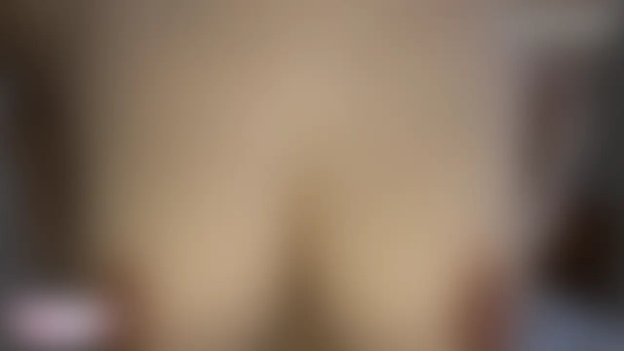【巨乳デリヘル嬢】
ホテルにデリヘル嬢を呼びました。
チャイナドレスを着て登場した彼女はおっぱいがデカイ‼
ワクワクしながら話をしてからシャワールームへ。
彼女に洗ってもらって既に勃起‼
体を拭いてベッドに横たわっていると彼女が再びチャイナドレスを着てやってきた。
乳首を舐めてもらって、フェラしてもらって、濃厚パイズリ。
形が良く柔らかいおっぱいに挟まれ悶絶。
我慢出来なくなるので止めてもらってオナニーを見せてもらった。
彼女がイッた後、丁寧にクンニしてあげた。
何度もイカせて彼女のマ〇コに勃起したチ〇ポを擦りつけながらセックスを所望。
何度か断られたが負けじと交渉…先っちょを少しだけ挿入して再交渉。
そのまま、いけそうだったのでズッポリ全挿入。
彼女もまんざらでもない感じで、そのままピストン。
正常位、騎乗位、バック、寝バックと何体位か重ねフィニッシュへ向かってまっしぐら。
さすがに中出しは悪いと思いながらも「中出し」…怒られる…。
あんまり怒られなかった。
事後にイチャイチャしてたら再び勃起。
再度挿入して正常位でピストン。
お次は、彼女のお腹にぶっかけてやりました(笑)
☆動画時間69:20
※サンプル動画はバレ防止の為、画面が拡大してあります。
Creampie/中出/크림파이/Cowgirl/骑乘位/기승위/Couple/情侣/커플/Beautiful Breasts/美乳/미유/Big Boobs/巨乳/거유/Pale Skin/色白/백색 피부/Raw Sex/生插/생섹스/Missionary Position/正常位/정상위/Homemade Porn/偷拍/하메토리/Blowjob/口交/페라/Amateur/素人/아마추어/Cunnilingus/舔阴/쿠니/Boobs/胸部/가슴/Massage/按摩/마사지 (2/2)