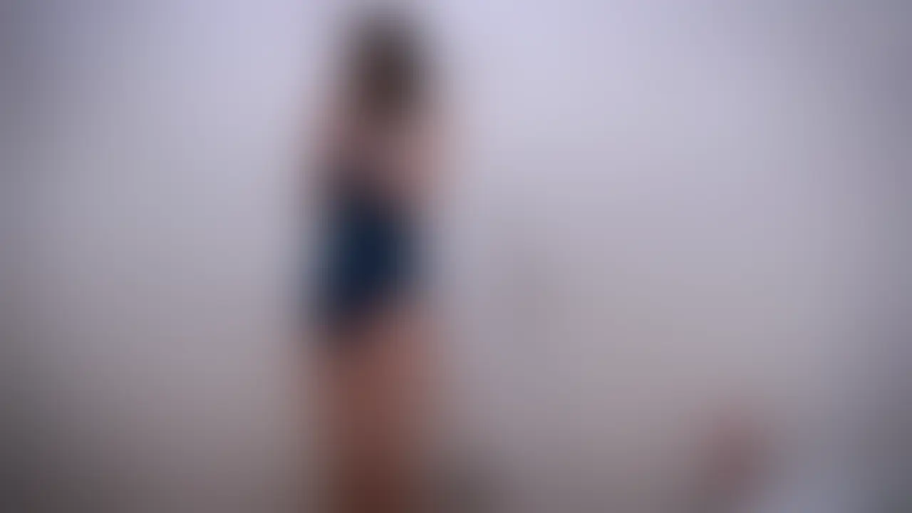 素人パイパン彼女がお風呂水着で恥ずかしオナニー→騎乗位ディルドでおまんこヒクヒク【個人撮影】
素人パイパン彼女がお風呂でシャワーを浴びながらムラムラ爆発!
最初は体を洗うふりして水着姿のまま、ツルツルのパイパンまんこにシャワーを当ててクチュクチュ弄り始めちゃう♡
恥ずかしがりながらもクリを刺激されてビクビク悶え、指を入れてグチュグチュ音を立てながら興奮MAX。
湯舟には入らず立ったまま我慢できなくなり、ディルドを取り出して水着をずらして生挿入→騎乗位風に腰を振りまくり!
おまんこがヒクヒク痙攣しながら連続イキで大量潮吹きアクメ!
シャワー音に混じって響く喘ぎ声と汁音がエロすぎる、恥ずかし屋の素人ちゃんの本気オナニー必見です♪ (2/2)