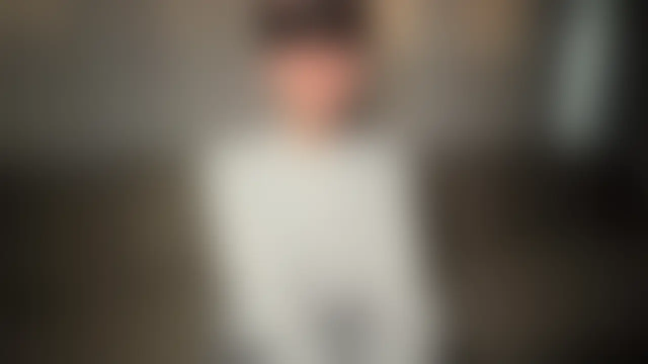 ✨️梨々香先生✖じじさん 複数ハメ撮りコラボ✨️

裏垢男子のじじさんに呼ばれて、そっと扉を開けると――
そこには、欲望を隠そうともしない男たちの視線。

どうやら、私のために集めてくれたみたいです✨

久しぶりの挨拶もそこそこに、じじさんは静かにカメラを回し始める。
そのレンズ越しに見つめられながら、私はゆっくりと彼らの熱の中へ溶けていく…。

求められるままに、触れられ、絡め取られながら――
でもね、ただ貪られるだけじゃない。

私だって、ちゃんと貪りますよ？💋

甘く、深く、遠慮なんてしないで。 (2/2)