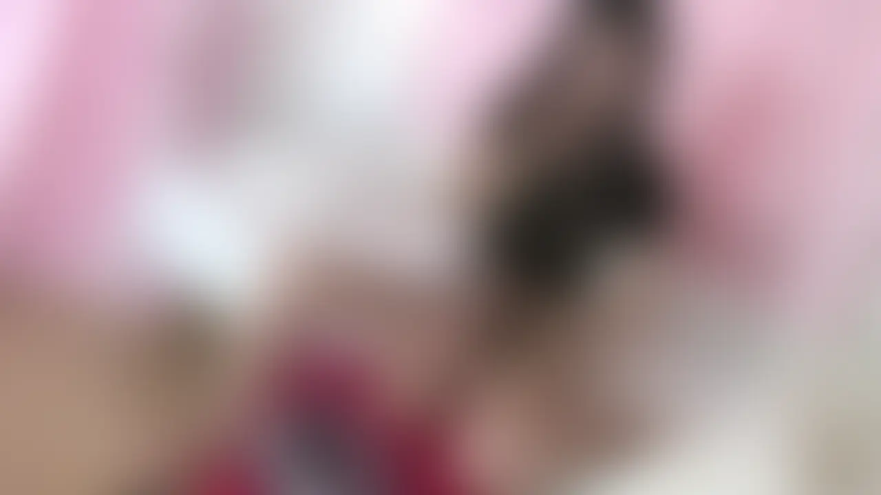 長身の美しい美女はベッドの上で男を仰向けに寝かせ、黒いミニスカート姿で跨がった。
友人と電話をしながら、ゆっくりと腰を下ろし、男の顔を股の間にぴったりと固定する。男が息苦しさに少し顔を動かした瞬間、彼女は激怒した。
平手で男の頰を何発も強くビンタする。パァン、パァンという乾いた音が連続して響いた。そのまま電話を続けながら、男の胸を素足で踏みつけ、顔面騎乗を深く沈める。
腰を前後にゆっくりと動かし、男の鼻と口を自分の秘部に密着させたまま離さない。男が再びわずかに身じろぎすると、さらに体重をかけ、長い時間にわたって顔面騎乗を繰り返した。
太ももで顔を挟み込み、完全に動けないように固定しながら、優雅に会話を楽しむ。
彼女の柔らかい熱と重みが、男を容赦なく支配し続けた。 (2/2)