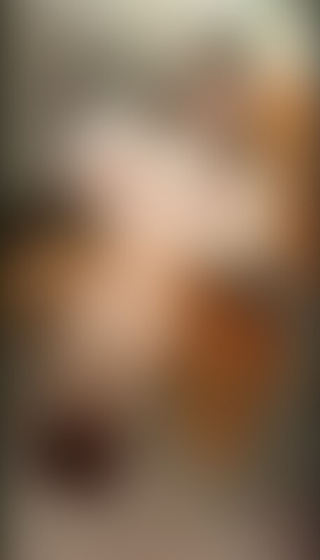 友達の家で遊んでいたら、急に友達がセフレを呼び出して
「この子と一発やるからちょっとコンビニでも行ってて」と言われたので僕は友達のマンションの近くにあるコンビニで時間をつぶしてました。
30分後に友達から
「終わったから来ていいよ!」と連絡が来たのですが、僕もムラムラしてやりたくなったので友達に
「この子帰しちゃうなら送るついでに交渉してやれそうだったらやっちゃってもいい?w」と連絡してみると
「全然任せる!www」と返信が来たので
「じゃぁ俺はマンションの下で待ってるから今エレベータ下ろして!」といいマンションの下で女の子と合流しました。合流してすぐにマンションのタイヤ置き場まで連れて行き
「おれもやりたいから一発やらしてほしいんだよねwww」と言うと、
「彼氏が近くのコンビニに迎えでくるんですよね…」と言われましたが、
「すぐ終わるからとりあえずやろ!」といいながら動画を撮り始めますwww背も小さく僕好みのギャルですww
「ちょっと下着見せて」といいズボンを下ろしパーカーをめくらせます。めっちゃスタイルいいですwwwこの時点で僕は勃起状態ですww流れでパンツも下ろさせてみますww未処理ですね!w最高すぎて言うことがありません笑
「とりあえずしゃぶってみて!」といい、座り込ませ僕のちんOをギャルの口に近づけると抵抗もせず咥えてくれますwその後は後ろ向きにし、タイヤのラックのところに手をついてもらいますwとりあえず「自分の指でまんOを開いてみて!」などと色々命令すると、なんでも受け入れてくれますww
未処理のまんOなんですが穴の周りはめちゃくちゃ綺麗ですねww
その後は立ちバックのまま挿入しちゃいますww
普通にエッチしながら彼氏の話もしてるのでほんとにリアルだと信じていただけるかと思いますww
今回もいろいろなアングルから撮影しましたのでかなり満足いただけるかと思いますw
急遽撮影したため画質はあまりよろしくないですがご了承下さい! (2/2)
