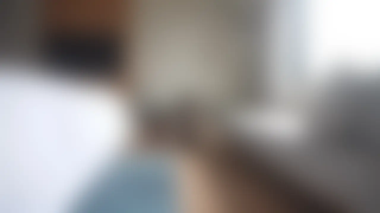【高1から付き合ってるサッカー部イケメン彼氏とのえっちが「無」。卒業したての子と大量潮吹きえっち】(1時間49分)
一度も同じクラスになったことはないけれど、共通の友達伝いで仲良くなった男の子からアプローチされ、高1から付き合いはじめて2年。いまでは「友達みたいに仲が良い」と話すAちゃん。
彼氏とは週に1,2回くらいの頻度で遊んでおり、遊ぶたびに「基本的にする」んだそう。ただ彼氏のえっちが「強すぎる」ようで、やっている最中はAちゃんの気持ちは「無(感情)」。「演技はしてるのでバレてないと思います」と苦笑するAちゃん。
ちょうど3週間前に学校を卒業したばかりで大学に入るまでに時間があったので今回雄さんに会いに来てくれました。ふだんオナニーもあまりしないし、えっちも彼氏としか経験がないので「気持ち良いえっちがしてみたい、、あ、あと潮吹きも!」ということで、潮吹きえっちに挑戦してきました。
本人もまさかソファとベットを水没させて床に水たまりができるほどハメ潮を吹くとは思ってなかったらしく「やばい」「すごい」をひたすら連呼。「彼氏とのえっち余計に『無』になっちゃうかも…」と逆に困ってました。 (2/2)