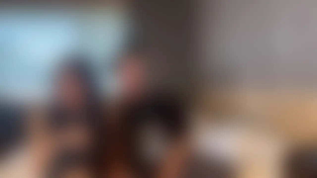 お待たせ致しました🙇♂️
ゴールドプラン限定完全版
【完全顔出し|myfansが会社の先輩にバレてそして、抱かれた】
「絶対にバレることはない」
そう思っていた。
でも、ある日、会社の休憩時間に先輩が言った。
「お前さ、myfansって知ってる?
最近ハマっててさ、ある素人夫婦がマジでエロいんよ。
……奥さんの顔も見えちゃうやつ。」
知らないふりをした。
でも、先輩の目は真剣だった。
「……なんか、見たことある奥さんなんよね。」
終わった、と思った。
実はその先輩、何度か妻を飲み会のあとに家まで送っていた。
軽く挨拶するくらいの顔見知り。
まさか、そこから“バレ”るとは思っていなかった。
そして先輩はこう続けた。
「誰にも言わんけぇ。
その代わり……一度だけ、奥さんを抱かせてくれ。」
最初は断った。
でも
「ずっとオカズにしてた」
「もう我慢できん」
「マジで一回だけ、お願い」
普段はあまり喋らないタイプの先輩。
その口から必死に絞り出すように語られた言葉には、
抑えきれない欲望が滲んでいた。
家に帰って、妻に正直に話した。
妻は黙って少し考えたあと、苦笑して言った。
「……知ってる人かぁ。怖いね、でも……バレたなら仕方ないかもね」
そして、他言無用を条件に
悩んだ末に出した、夫婦の答え。
それが、この一本です。 (2/2)