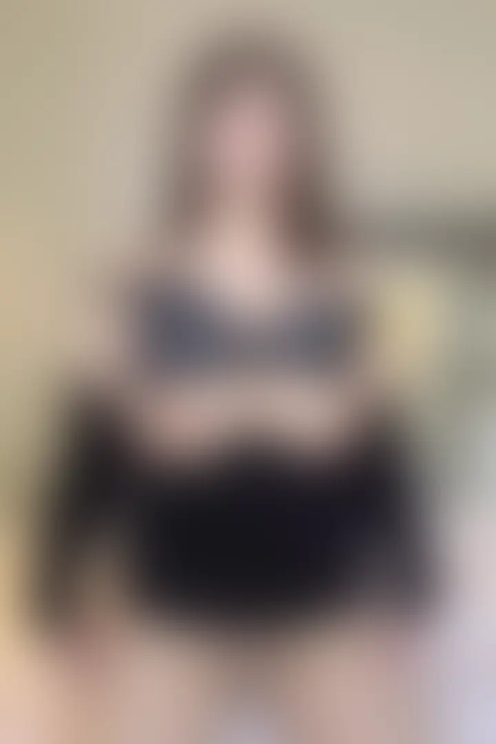 【ゴールド会員様以上向け動画】🎥
黒い私服での撮影👚
この服は、表・裏どちらでも着れるんだよ
今日は、胸の谷間が綺麗に見える方で着たよ♡
カメラマンさんがセクシーって言ってくれました
そしていつものように…
カメラマンさんからのイタズラ…
後ろから天然Kcupを揉まれ
前から舐められました💗
ベットに座らされアソコを弄られ…
最初は、パンツの上からそっと触られ
クリが勃起して濡れ濡れなのがわかりました♡
そして指がパンツの中に侵入…
やっぱり直接触られるのが気持ちイイよね💕
クリだけではなくオ◯ンコに指が侵入
オッパイ舐めながら出し入れされました…
カメラマンさんから指一本でキツイって🥰
更に騎乗位クンニしてもらいました🥰
なんかエロくてまた逝ってしまいました♡
続編もお楽しみに♡ (2/2)