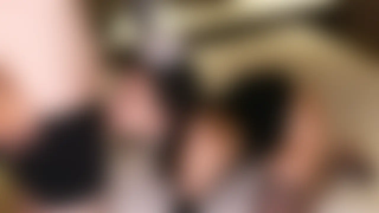 <完全顔出し>中出しバニーガール 超可愛いエロ尻バニーちゃんに生フェラ生ハメからの膣内射精!!
今回はバニーガール衣装の美女に中出しです!
四つん這いエロフェラから締まりのいい20代前半マ○コに、やや早漏な撮影者はあまりもちませんでした…
しかもこんな可愛い子に中出しできるんですから興奮しすぎて長くもたせるなんて無理ってもんですよね
再度、中に出していいか確認してから思いっきりザーメンを膣内に放出!!
もう気が遠くなりそうなほど気持ちいい…
やはり美女への中出しは最高の快感です。
彼女の中にたっぷり注ぎ込んだあとは、大量の精液がマ○コからいやらしく垂れる様子も撮影。
ピストンで白く泡立った本気汁と濃厚ザーメンとがシェイクされて、超白濁したエロ汁がとろりと溢れ出たマ○コはとんでもなく卑猥でそそる絵面ですよ。 (2/2)