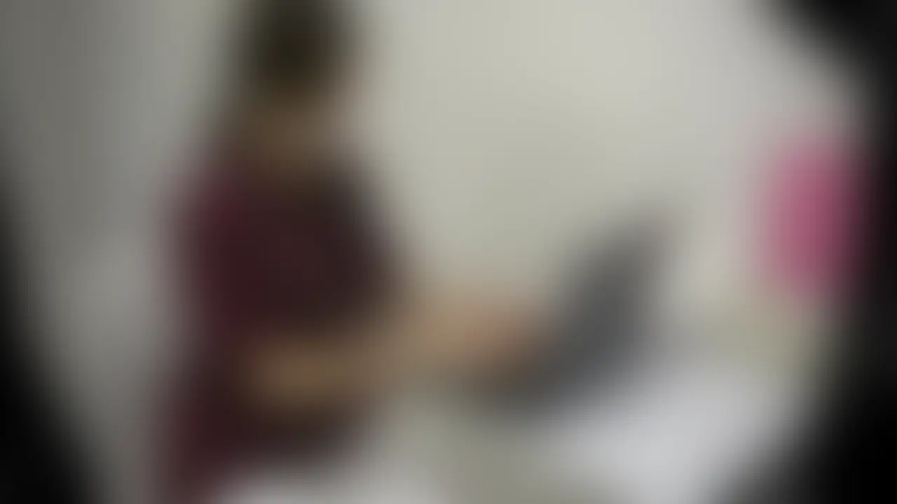 【女医の診察vol.28】勃起乳首を互いに責め合って感じ合う:松枝先生【前編】
こんばんは。
昨年末に産婦人科の学術会があったのですが、そちらで出会った女性医師の松枝先生のクリニックに勤務しに行った時の映像です。
患者さんにするように少し松枝先生にもイタズラしようかな・・・って思っていたので松枝先生の診察室こっそり置いていたのですが。
まさかお互いに乳首を責め合って感じ合う事になるとは思いもしませんでした。
後日、松枝先生に女性経験はあるのかとお伺いしたのですが、10代の時に一度だけお付き合いした事があるそうです。
レズの素質は十分にあったという訳ですね。
後編では、松枝先生との絡み合いも公開いたしますのでお待ちください。 (2/2)