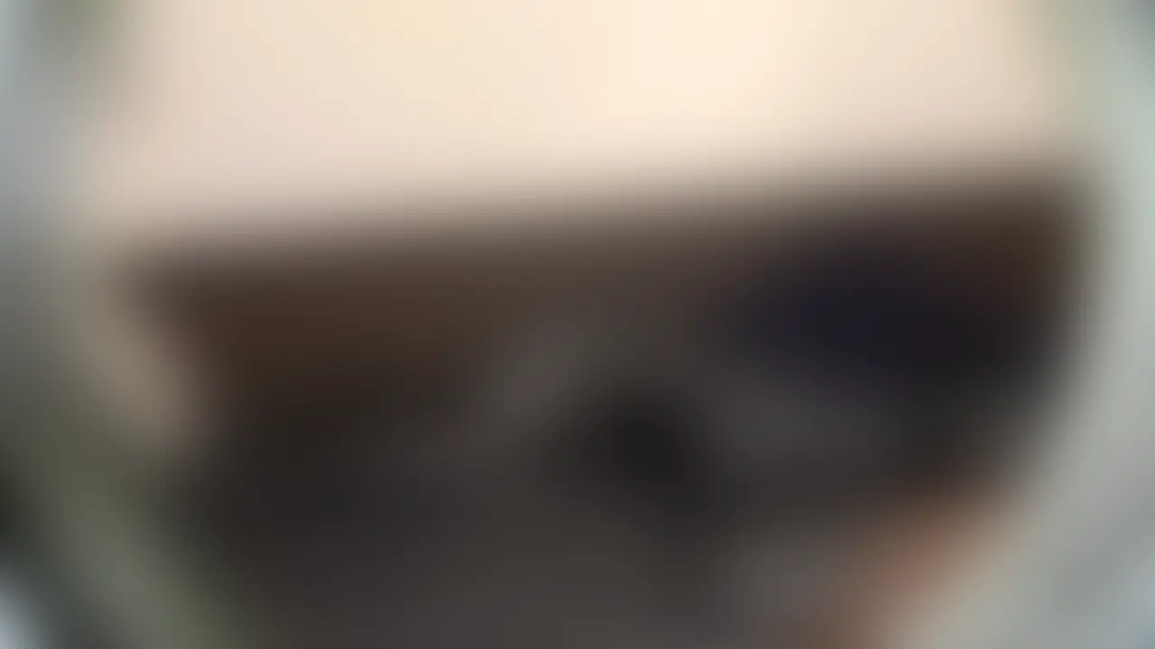 【ネカフェオナ】仕事中にAV鑑賞!まさかのM字開脚絶頂オナニーするネカフェ店員。
某地方ネットカフェの個室内の動画です。
ーーーーーーーーーーーーーーーーーーーーーーーーーーーーーーー
直前に利用した客がAVを流しっぱなしで退室。
しかも音を大音量で。
これは完璧なイタズラですね。
さてさて。
そんな仕掛けがあるとは知らず片付けに来た店員さん。
綺麗な目元をした店員さんですね。
最初は流れているAVを気にせずに掃除をし始めるのですが
さすがに気になっている様子ww
何度か手を止めては掃除して…そんなことを繰り返していくうちに
座って観始めちゃいましたw
そこからは止まらない自慰行為。
店員さんのおっぱいデカいです!
Fカップ!?
仕事中にオナニーしているという背徳感なのか興奮がしてパンツも脱いでクリトリスを刺激しちゃう店員さん。
最後には腰浮かせてM字イキしちゃいましたw (2/2)