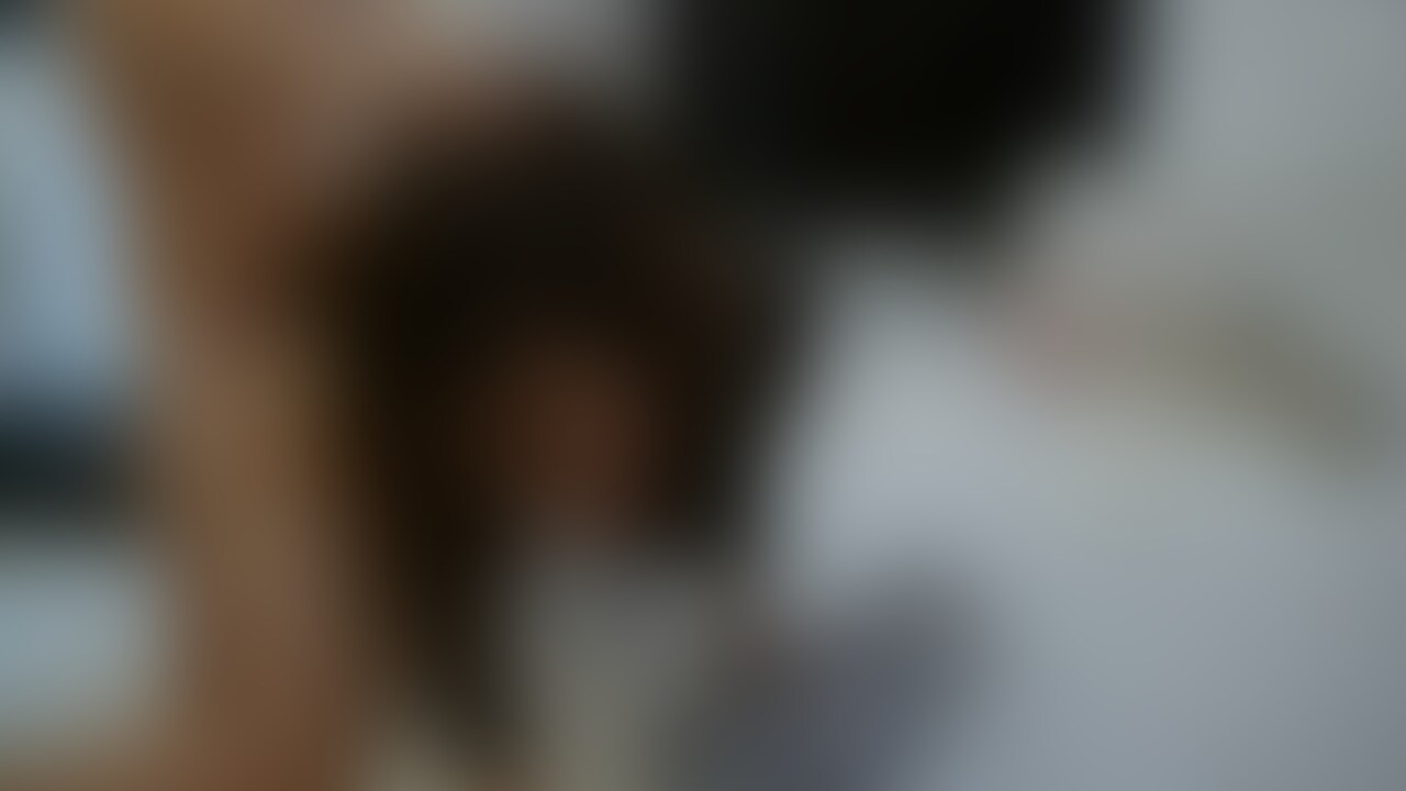スマホいじり大好き女にクンニ!ツルツルまんこびしょ濡れに、、、♡髪を鷲掴みにされながらバックで突かれまくる(プラチナ) (2/2)