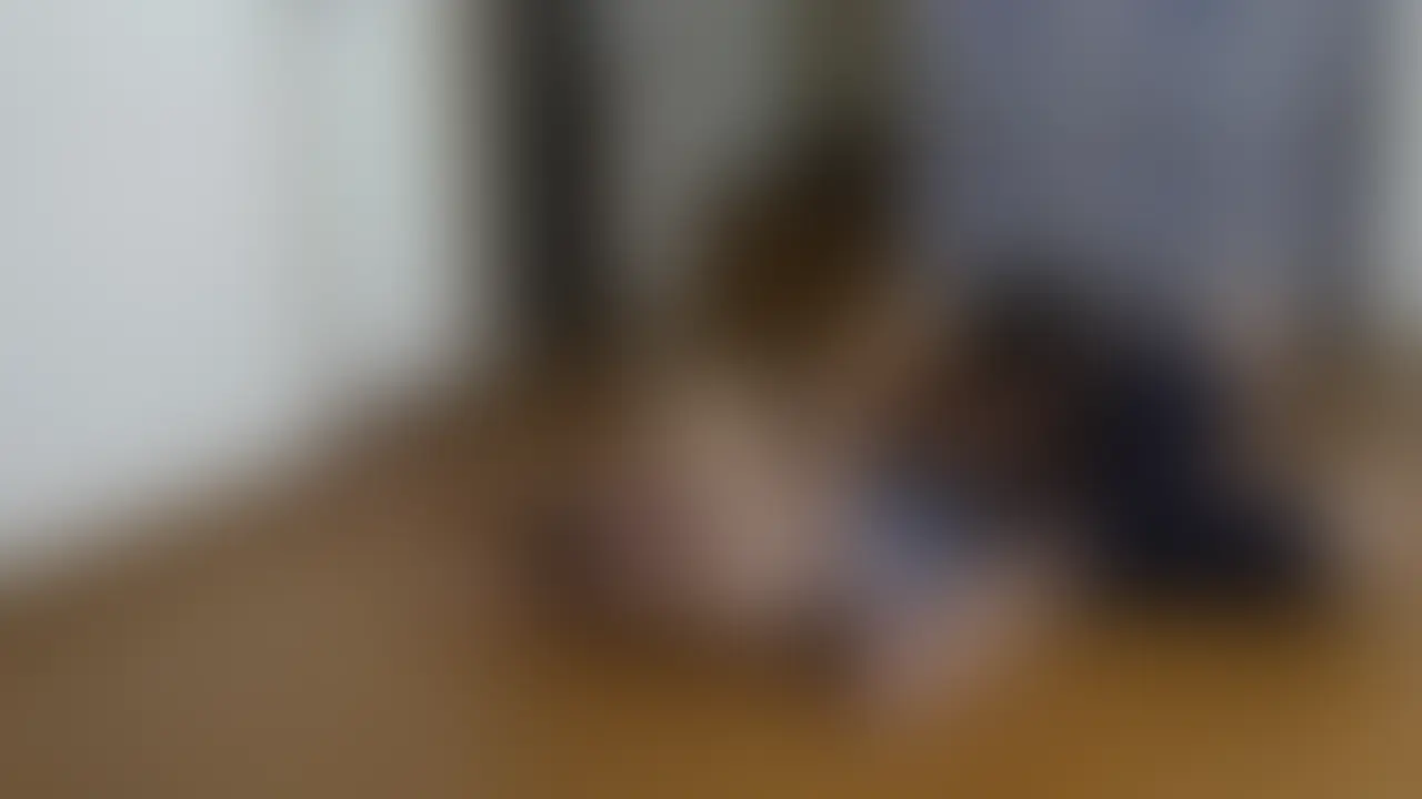 スタイル抜群の長身美女は、水着姿で男の顔を白く美しい太ももで締め上げた。柔らかくも強靭な肉が鼻と口を完全に塞ぎ、男の息が止まる。
窒息で体が痙攣すると、彼女は脚を組み替え、横からさらに深く締め直す。
逆さまのシザーズ、騎乗位のような圧迫。
息を許す間もなく、次の締め技へ。
男の顔は汗と涙に濡れ、太ももの間に埋もれたまま、彼女の完璧な曲線が容赦なく責め続けた。 (2/2)