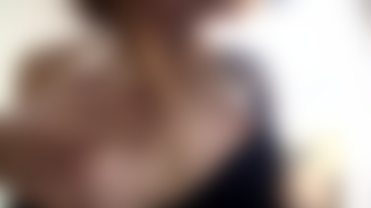 Eカップの巨乳さん マッチングアプリで何度かやり取りしてたHIROKOちゃん。
お小●いすぐ欲しいっていうんで、、、さっそく😊
大きくて柔らかいおっぱい最高です。
下から見上げるとツン!とキレイに乳首が上をむいている。
マ●コもしまりよくって、指いれただけで締め付けられる。。
出し入れすると、びちゃびちゃいやらしい音が…
フェラしてもらったら、舌づかいはぎこちないとこもあるけど
一生懸命ほおばって、
正常位で挿入すると、可愛いあえぎ声出してくれましたね。
上になって、ゆっくり出し入れして自分で気持ちいいように動いていて、、バックでいっぱい楽しませてもらいました。
プラス1出すっていったら、電マオナ見せてくれた。
イクとき、足震わせてて可愛かったです😚 (2/2)