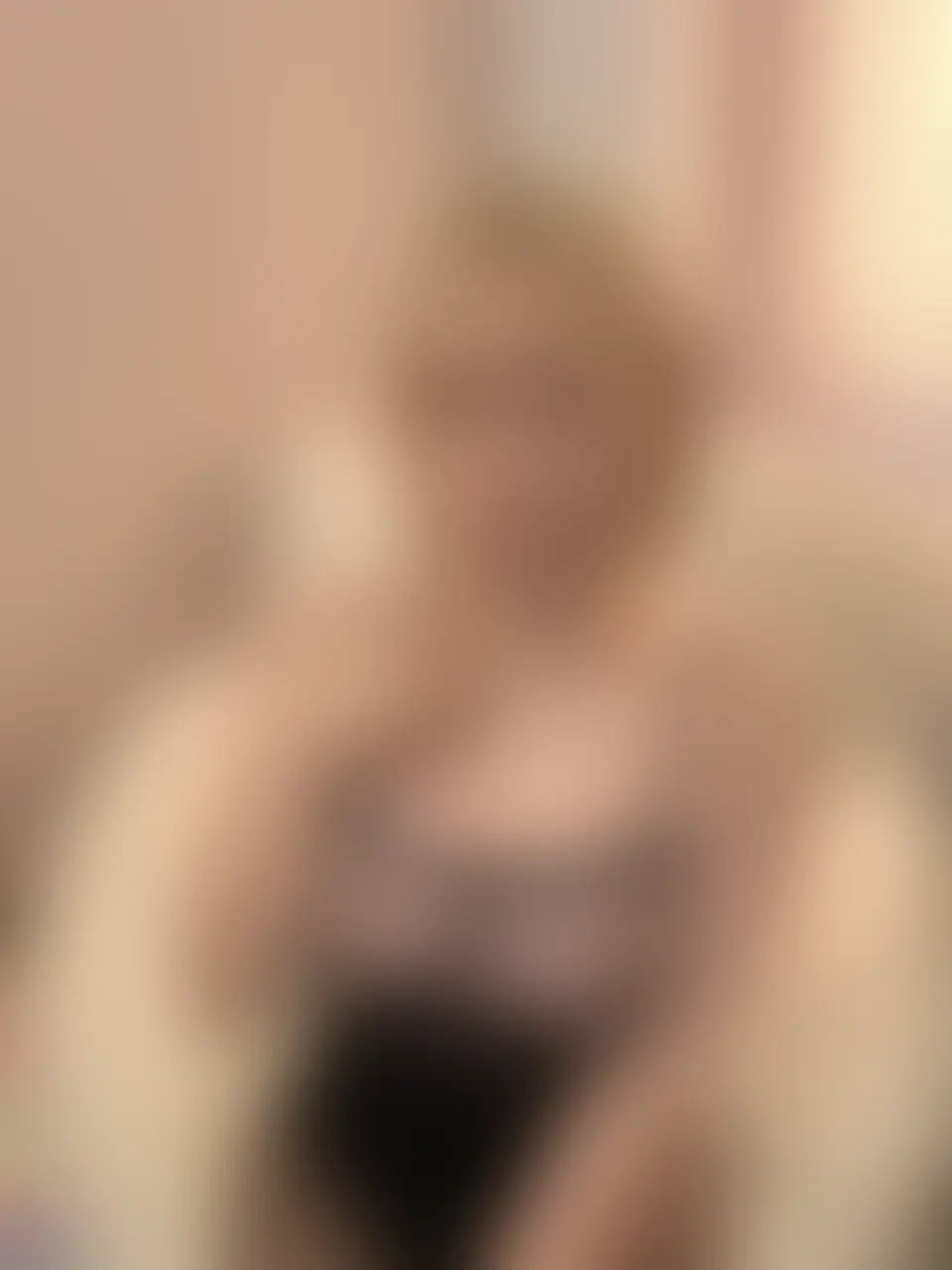 U●er女子あむ🐸「あむの秘蔵えちえち写真集💕 会員の人だけにプレゼントするえちえち写真だよ✨ こんなぴちぴちの生地、あむの乳首押し潰されちゃいそう🐸」の投稿サムネイル
