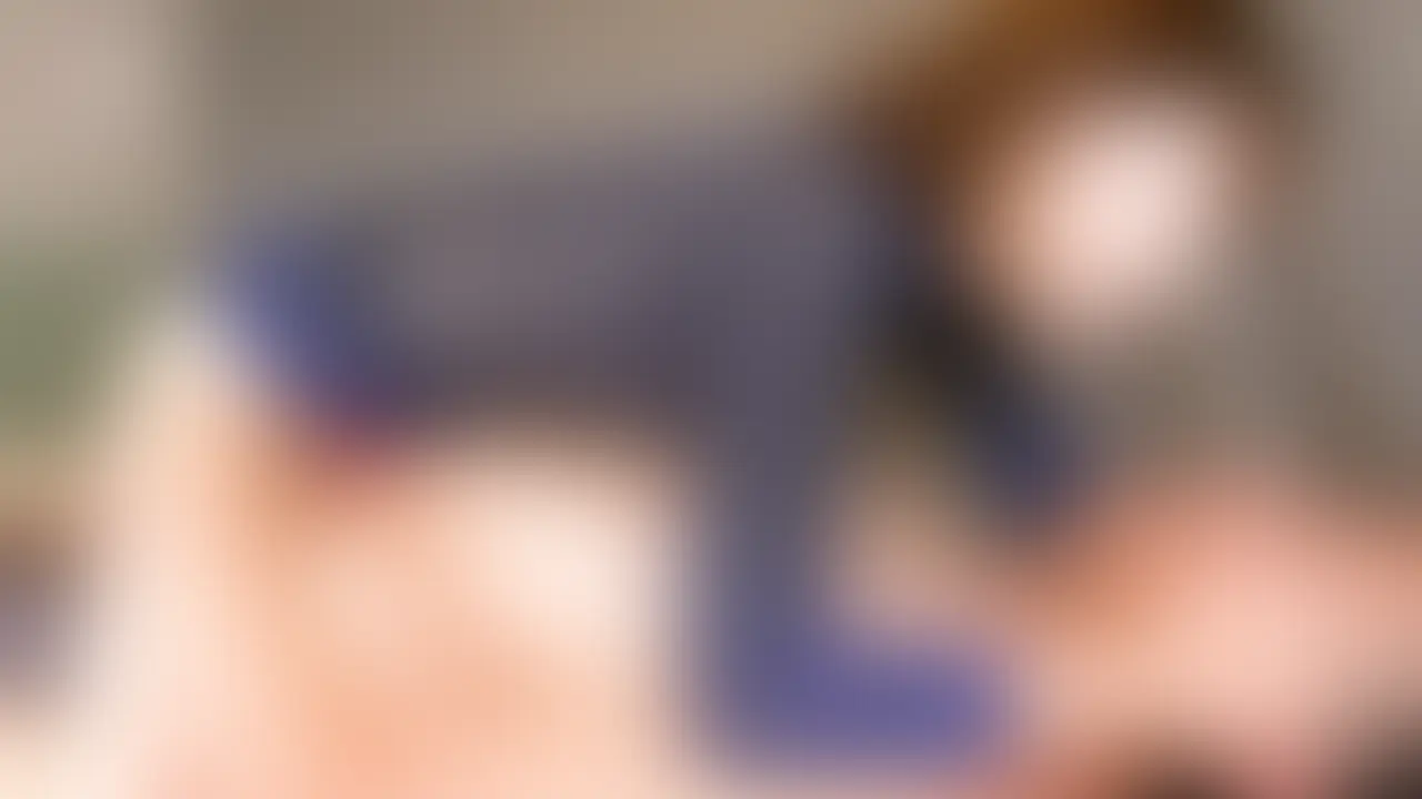 発情キス奥さん栞が情熱キスで発情!鼻フェラベロほじり顔舐め接吻
キスでスイッチが入っちゃう舐め奉仕好きな発情奥さんの
濃厚な鼻フェラ顔舐め接吻と食い尽くし系のフェラ手コキを
味わってみませんか?
栞ちゃんの鼻フェラ顔舐め接吻プレイです。
序盤はひたすら情熱的なキスの嵐です。
栞ちゃん、キスで完全にスイッチが入っちゃいました。
舌と舌を絡ませる濃厚なねっとりディープキスしまくりです。
しかも乳首も敏感で、優しく愛撫するとアエギながらのキスとなりました。
あまりに感じてくれるんでチクストと成り果てたM男の、
脳まで蕩けそうな人妻ディープキス体験となりました。
それから鼻フェラ顔舐め、乳首舐め噛みへと続きます。
鼻の穴の中までベンロベロと舐め啜ったり、
鼻を完全にパックリと咥え込んでジュルジュルと吸い尽くしたりと、
いやらしい香りで充満する鼻フェラ鼻孔ベロほじりをたっぷり施してくれました。
そして乳首を舐め、噛み噛みもしちゃうのです。
まさに発情しまくった奥さんの舐め舐めテクで骨抜きにされちゃいますよ。
情熱キスで発情した奥さんの
鼻フェラベロほじり顔舐め接吻を堪能したい、
そんな舌フェチ接吻フェチのM男の貴方だけにオススメです。
1920*1080
16:16
1.25GB
.mp4 (2/2)