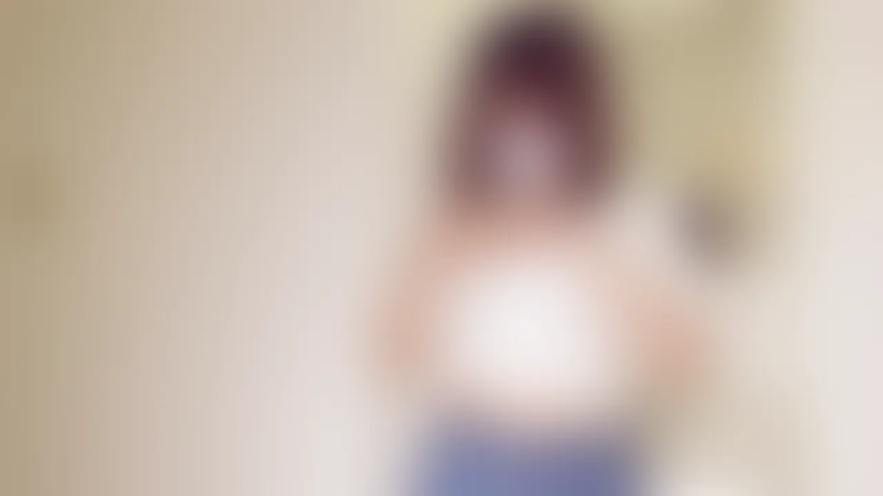 [nana 妄想#008] 化粧室で胸と脚を解放した彼女

なんとなく目に留まった女性がいた。
もちろん、話しかけることなんてできない。
名前も知らない。でも、こうして勝手に想像してしまう——
『もしも、あの子があんな姿を見せてくれたら』って。
これは、“ある中年男の妄想”です。


nanaは、地方のアパレルメーカーに勤める、25歳のバイヤー。
出張中のnanaは、“ZOOM打ち合わせのため”とレンタルルームを予約していた。
…もちろん、全部俺の妄想だけど。彼女のネイルが、妙に記憶に残っている。


…もしかして今、あの部屋で、ひとりで淫らなことをしてるのかもしれない。


出張中の昼下がり、nanaは誰もいない化粧室へ向かっていた。
ブラウスの下は、ノーパン・ノーブラのまま。
個室に入ると、胸元のボタンを外し、ブラウスをはだけてトップレスになった。
さらにスカートも下ろし、下半身まで大胆に露出する。

普段は清楚で真面目な彼女が、
誰にも見られない場所でだけ見せる無防備な姿。
その開放感にあふれた表情を想像しただけで、
俺の中の妄想は止められなくなっていく。 (2/2)