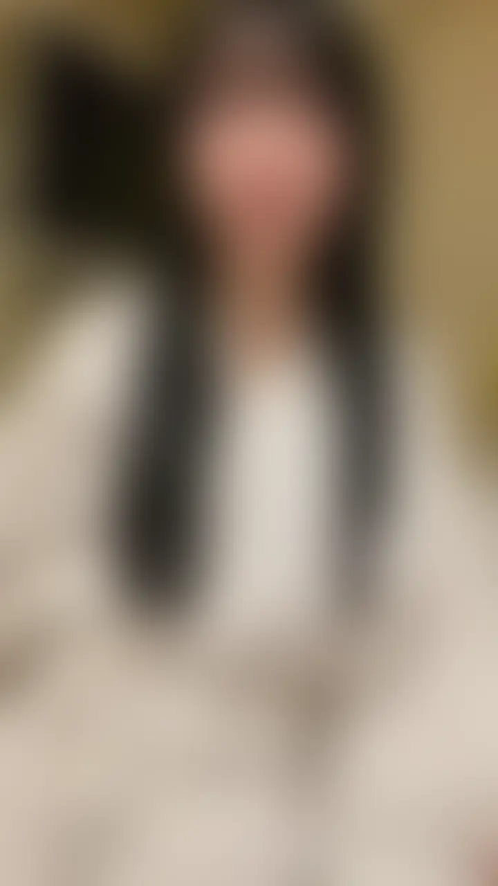 【動くディルド・潮吹き】
オナニーするためだけに、好奇心だけで人生初の1人ラブホに来ました。

バスローブ姿が想像以上に興奮して、下着の上から爪でカリカリ…じっくり焦らしスタート♡

我慢できずローターを使ったら、指が触れたときの音がえっちすぎて編集しながらまた興奮しちゃいました…

M字で丸見えなのも正直恥ずかしかったです。
大好きな擦り付けオナニーも思いっきりできて、最後は動くディルドでそのまま大量に…。

声と音で伝わると思いますが、ディルドも大きくて本当にやばかったです。。

ぜひ音ありで見てほしいです♡

※高画質プランには対応しておりません。
※サンプルは前半の部分を公開しています。 (2/2)