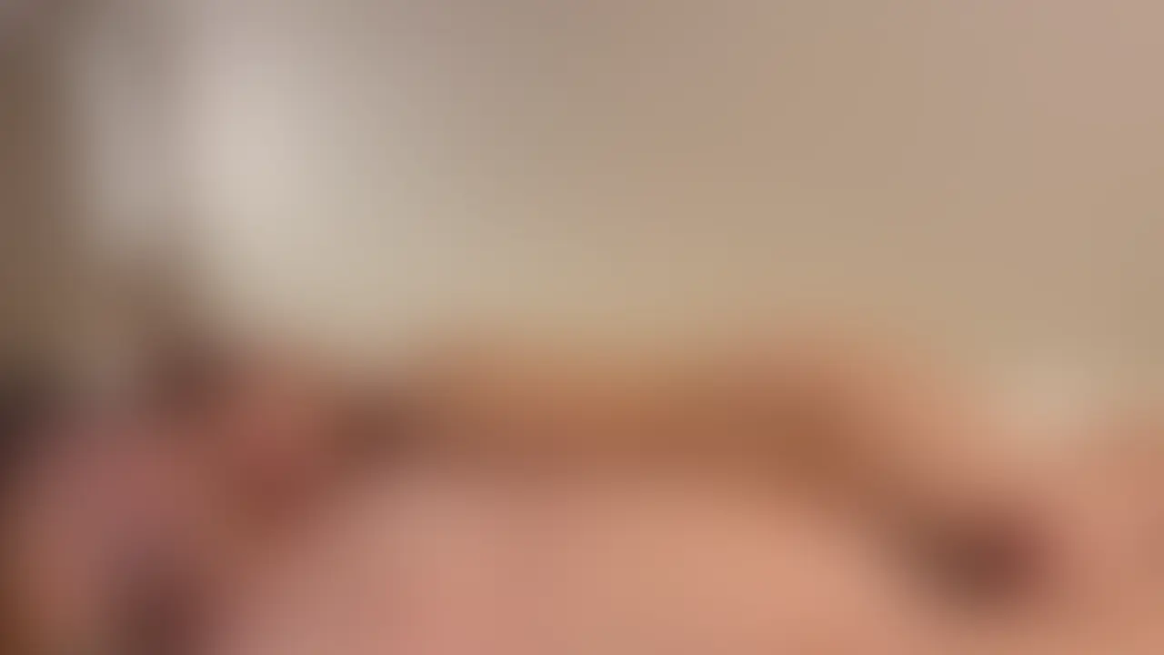 全く飾らない、普段のセックスを撮影しました。
彼はお仕事の後でお疲れモードだったので「寝ちゃってもいいよ」と優しくフェラ。本当に寝ちゃって途中いびきをかいたりしてますが、とろける心地良さを一緒に味わいました。
彼の身体に触れることで身も心も満たされるので、いわゆる「前戯」は私たちにはほとんどなくて、フェラしてるだけで私のマンコはびちょびちょなのです。
ちなみに、いつでも生中出しセックスです。奥に出される快感が堪りません。
感じて溶け合うセックス。いつものエロとはちょっと違うかもしれませんが、よかったらお楽しみください。
私はゆったりしたセックスも、激しいセックスもどちらも大好きです♡
※雑音がずっと入っていてごめんなさい!他の部屋の水音が聞こえ続けるホテルでした。苦笑 (2/2)